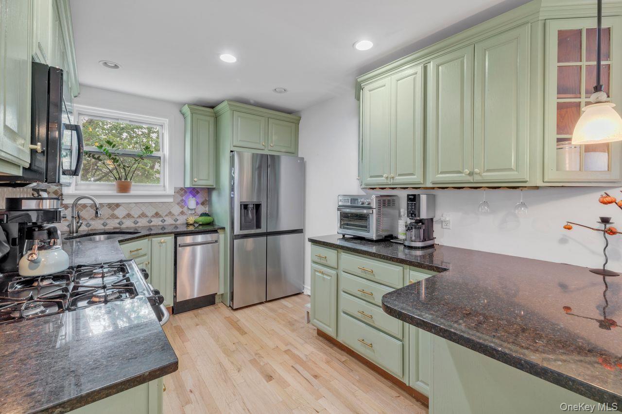 73-20 263rd Street # G, Glen Oaks, NY 11004