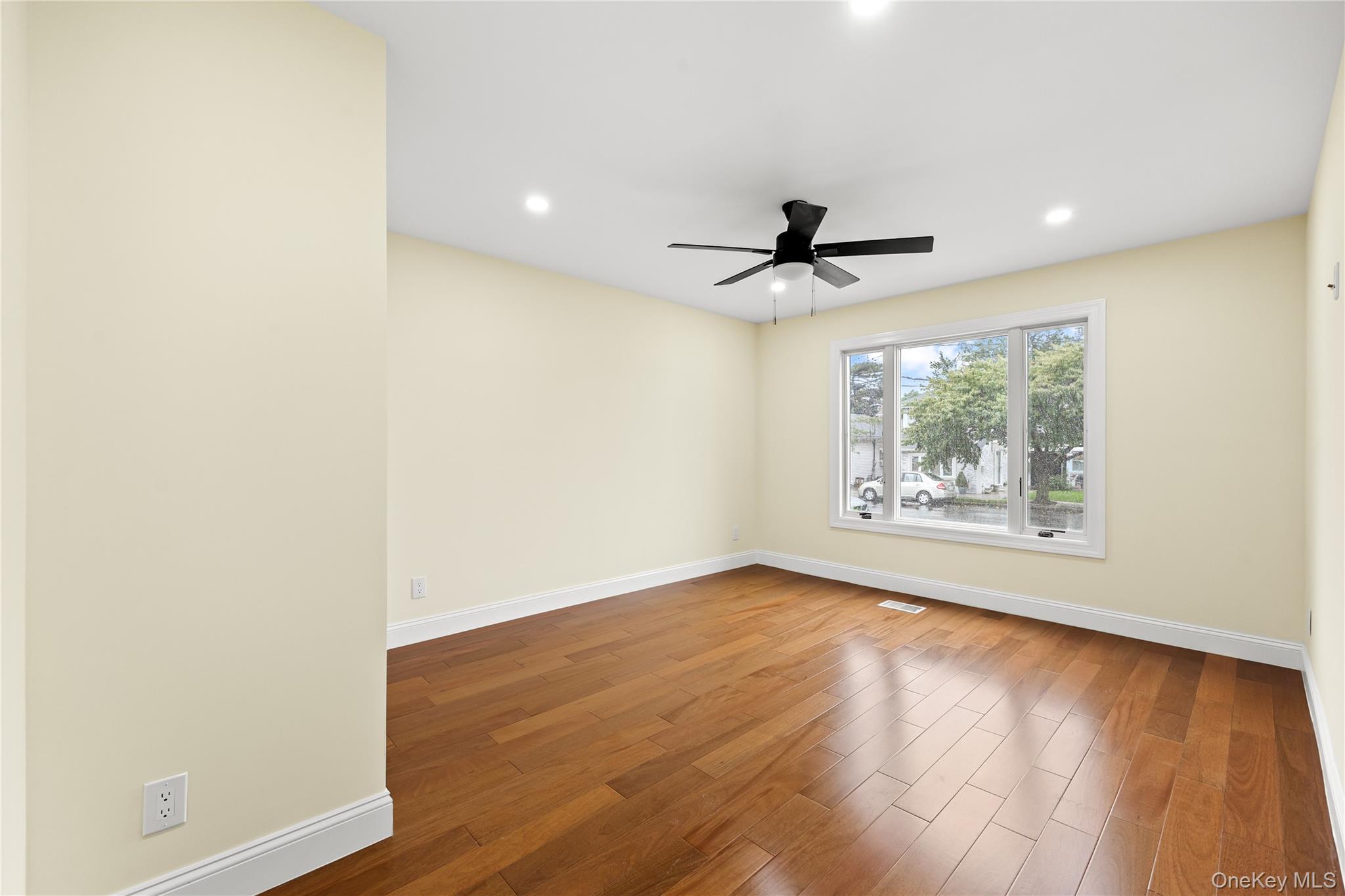 4 S 11th Street, New Hyde Park, NY 11040