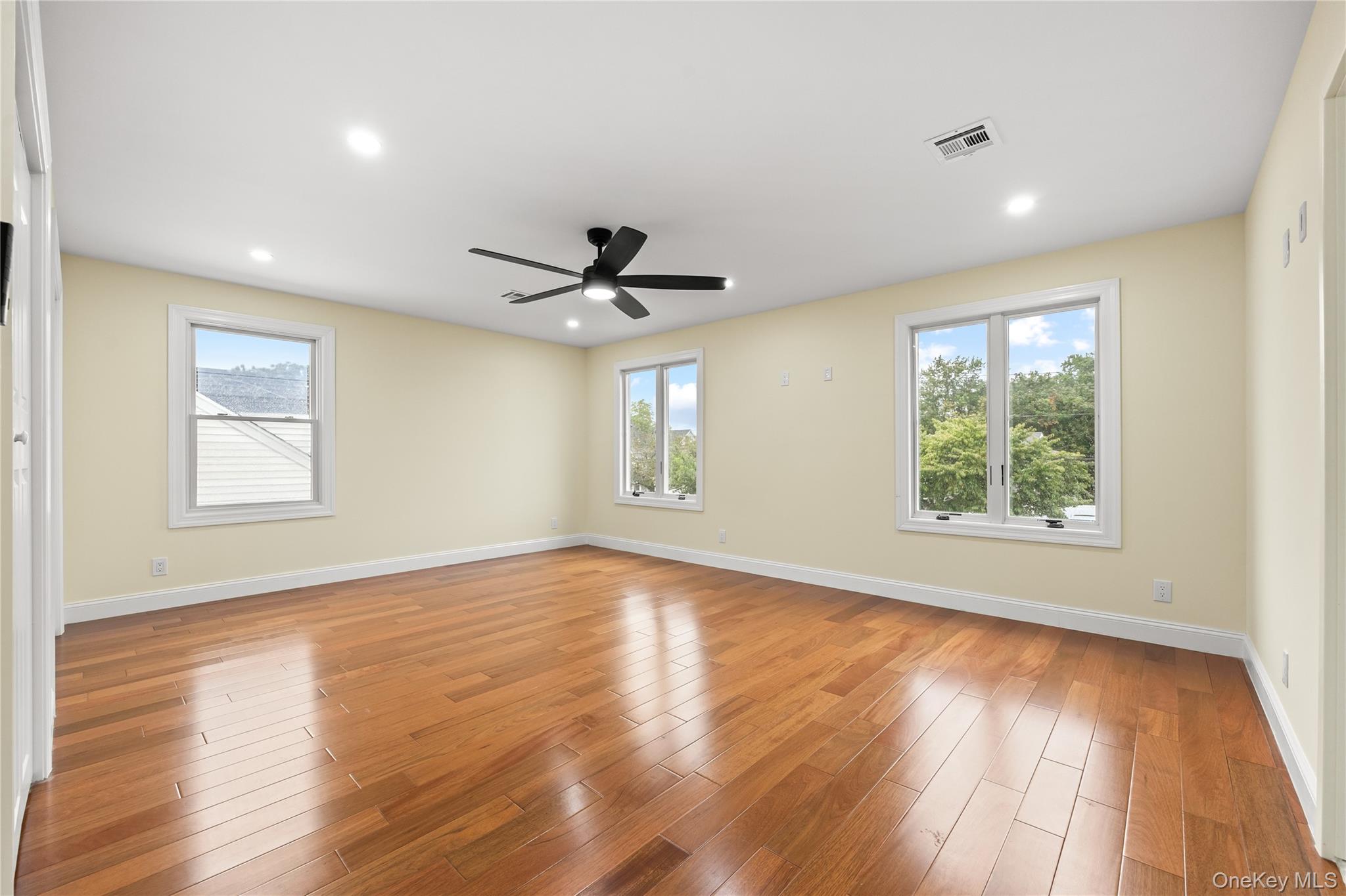 4 S 11th Street, New Hyde Park, NY 11040