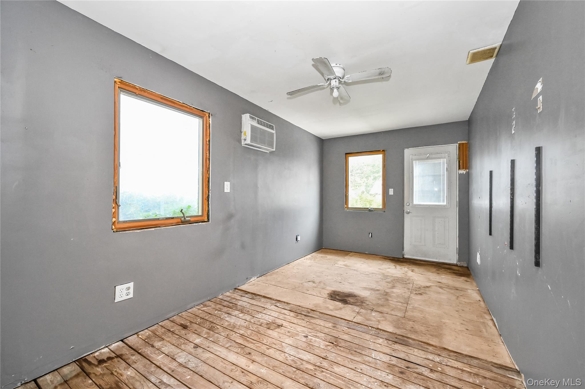 52 Kuhl Avenue, Hicksville, NY 11801