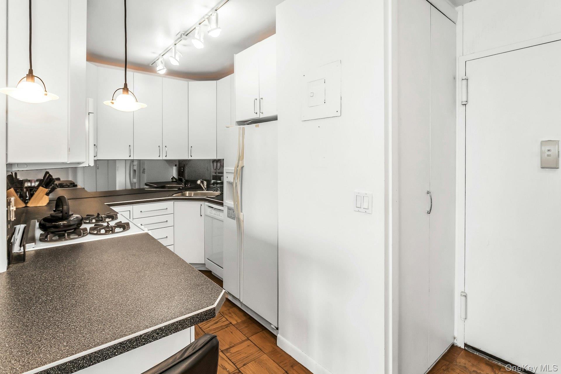 269-10 Grand Central Parkway # 27T, Floral Park, NY 11005