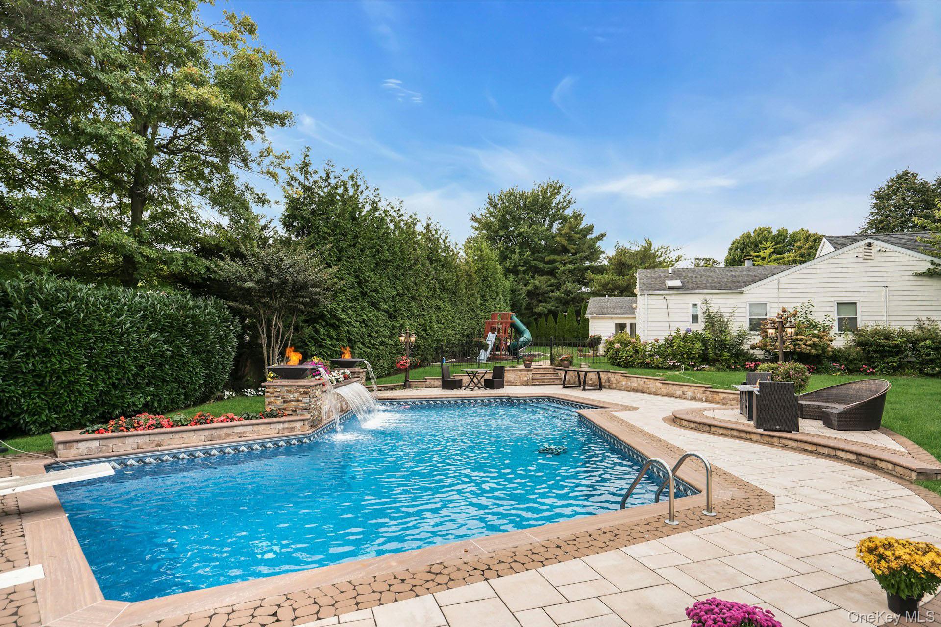 1 Regency Lane, Dix Hills, NY 11746