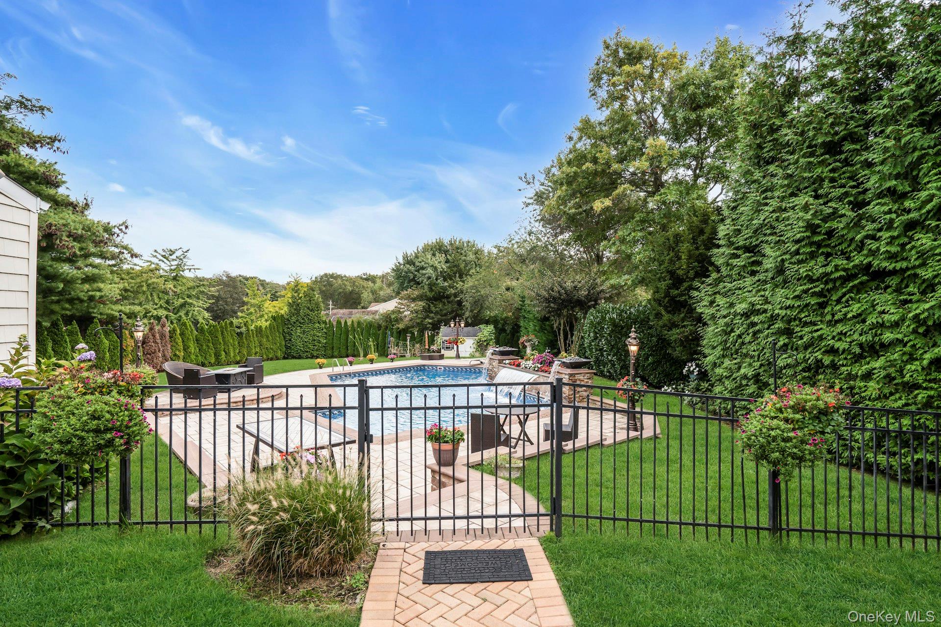 1 Regency Lane, Dix Hills, NY 11746