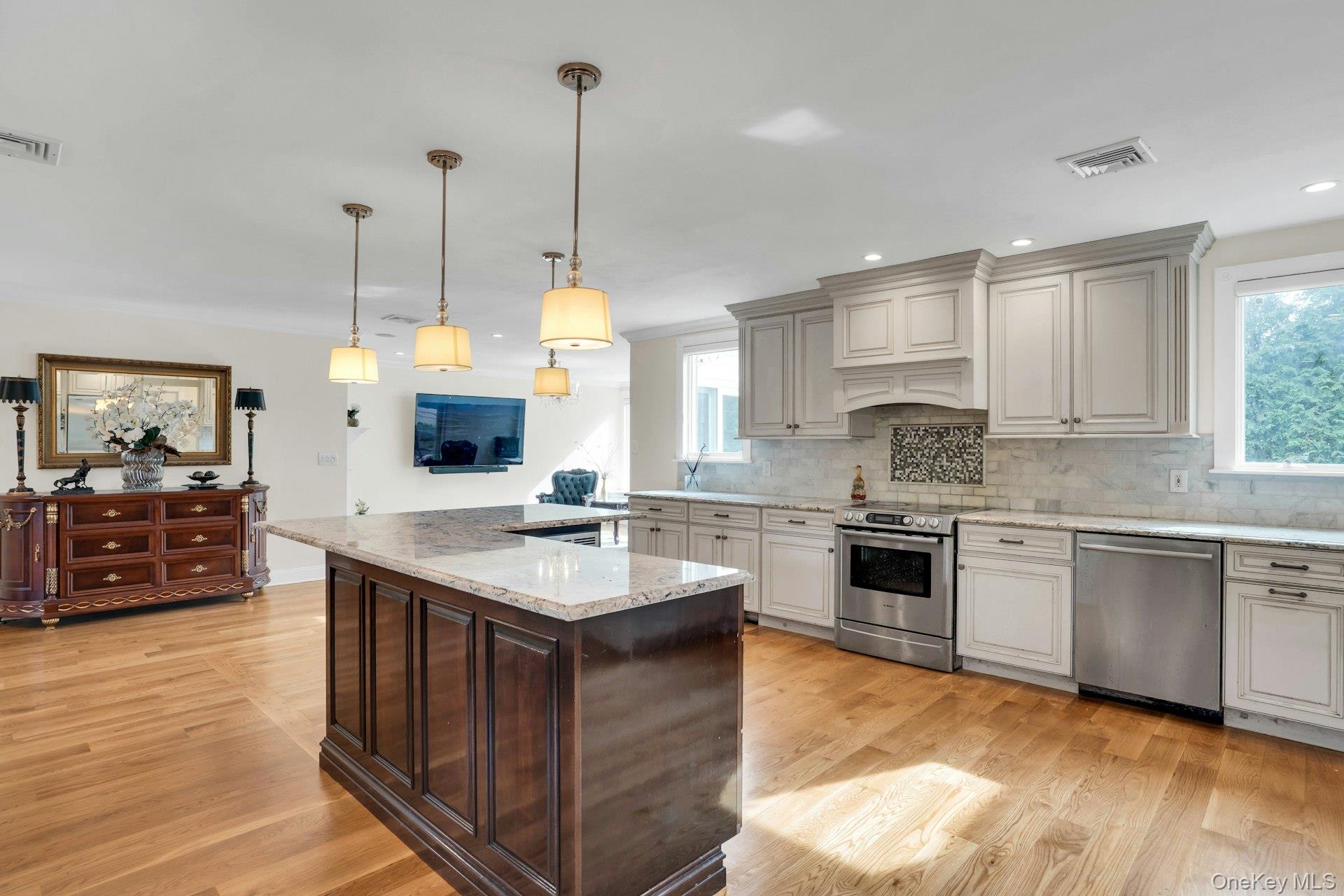 1 Regency Lane, Dix Hills, NY 11746