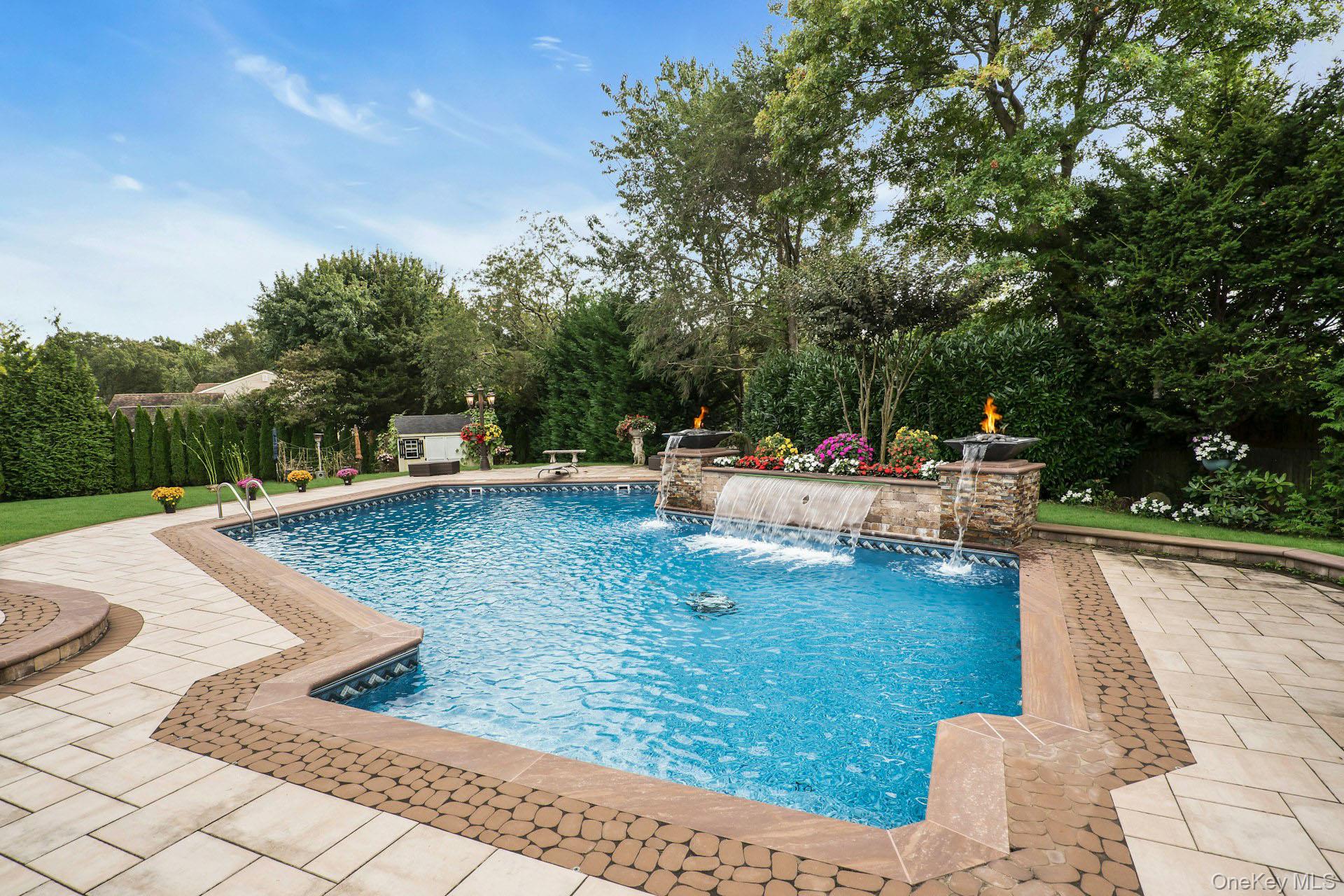 1 Regency Lane, Dix Hills, NY 11746