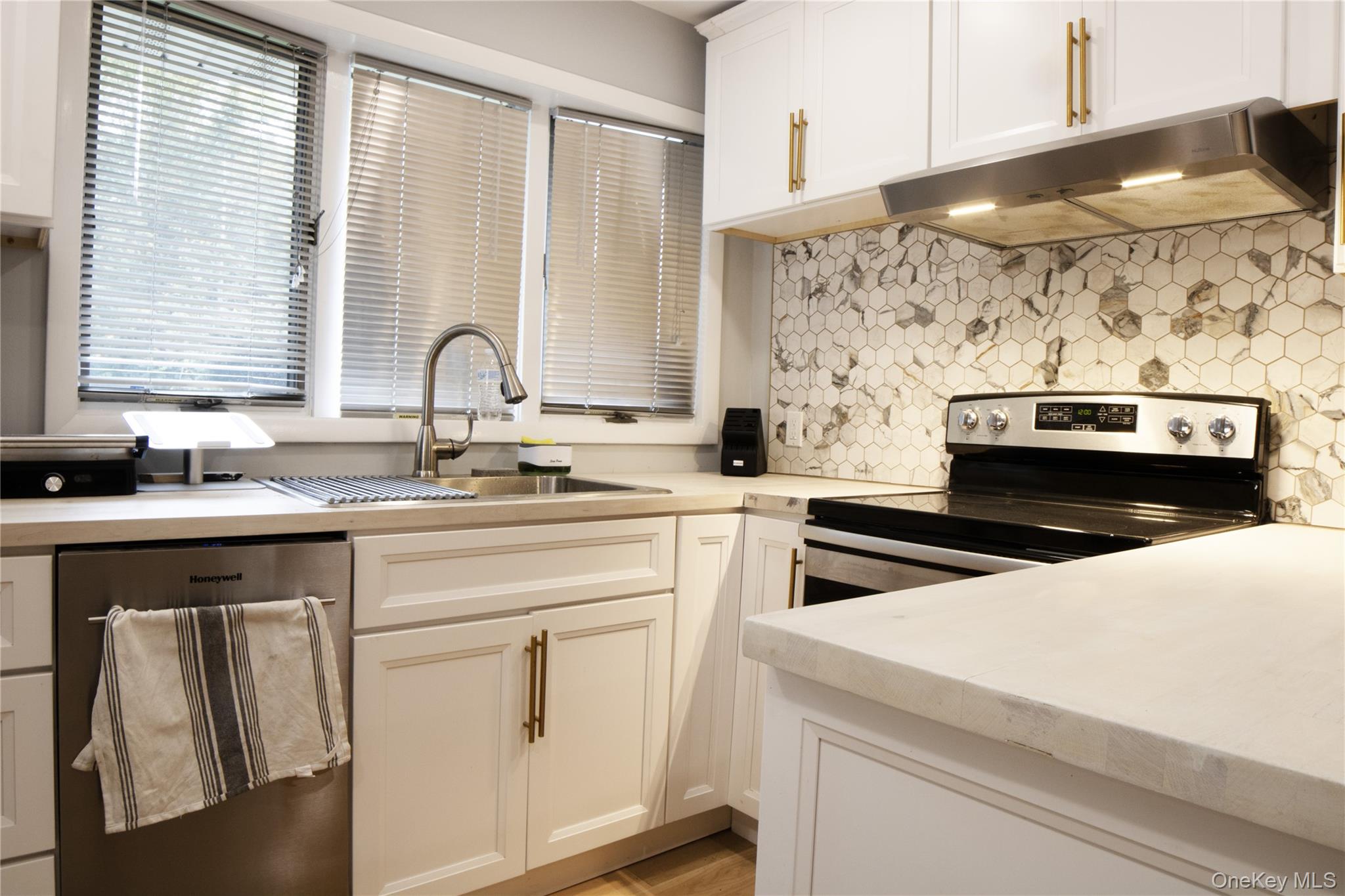 617 SMITHTOWN Avenue, Bohemia, NY 11716