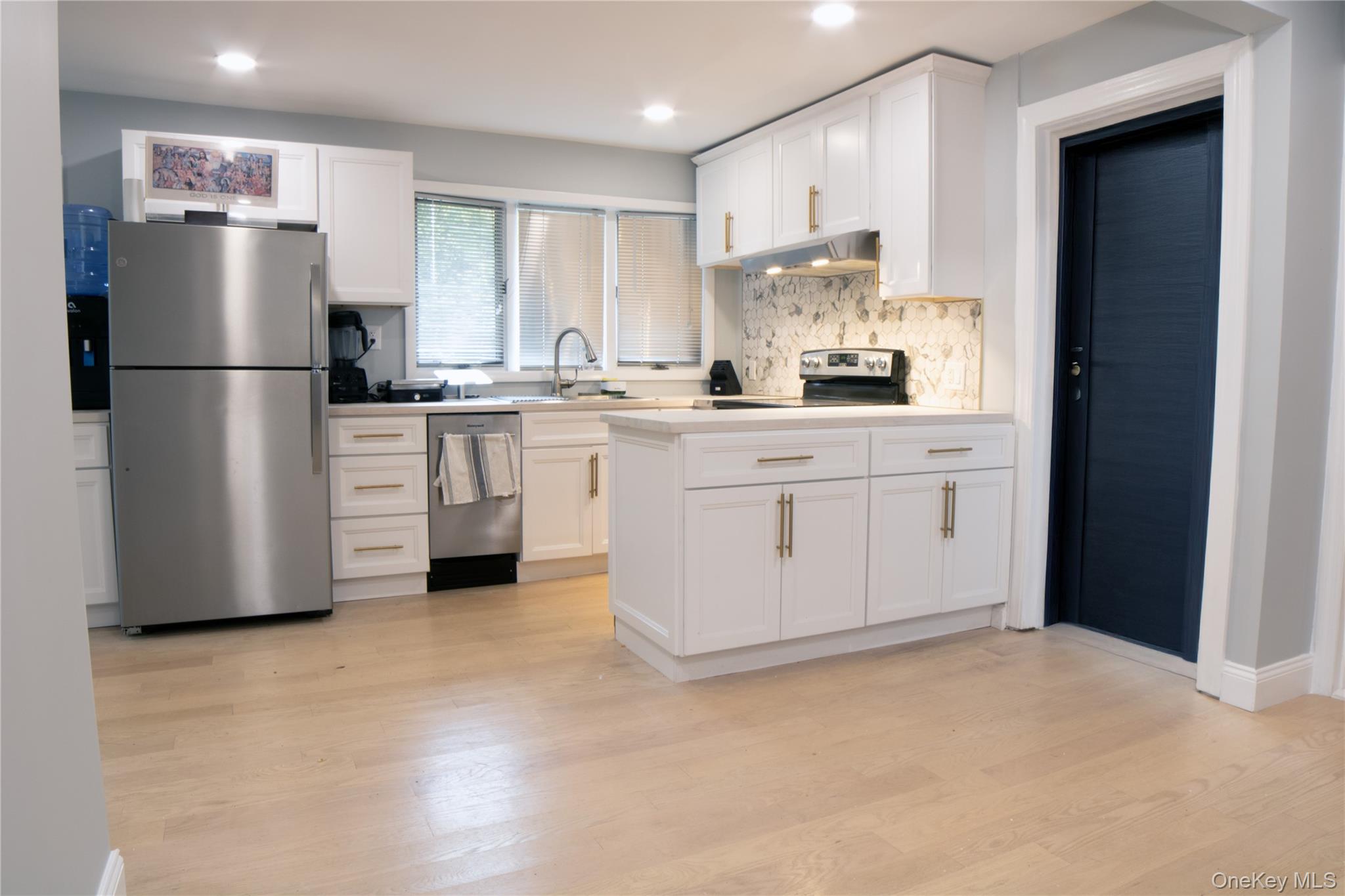 617 SMITHTOWN Avenue, Bohemia, NY 11716