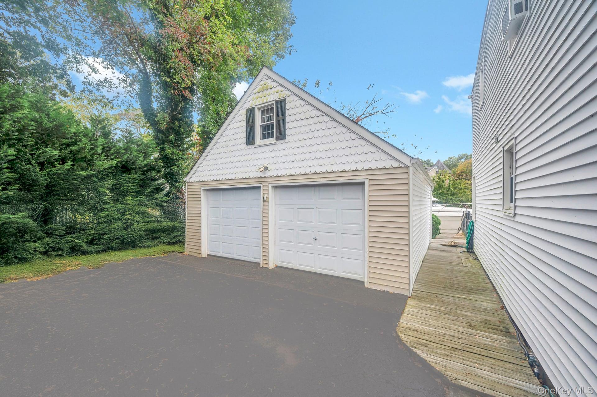 190 Connetquot Drive, Oakdale, NY 11769