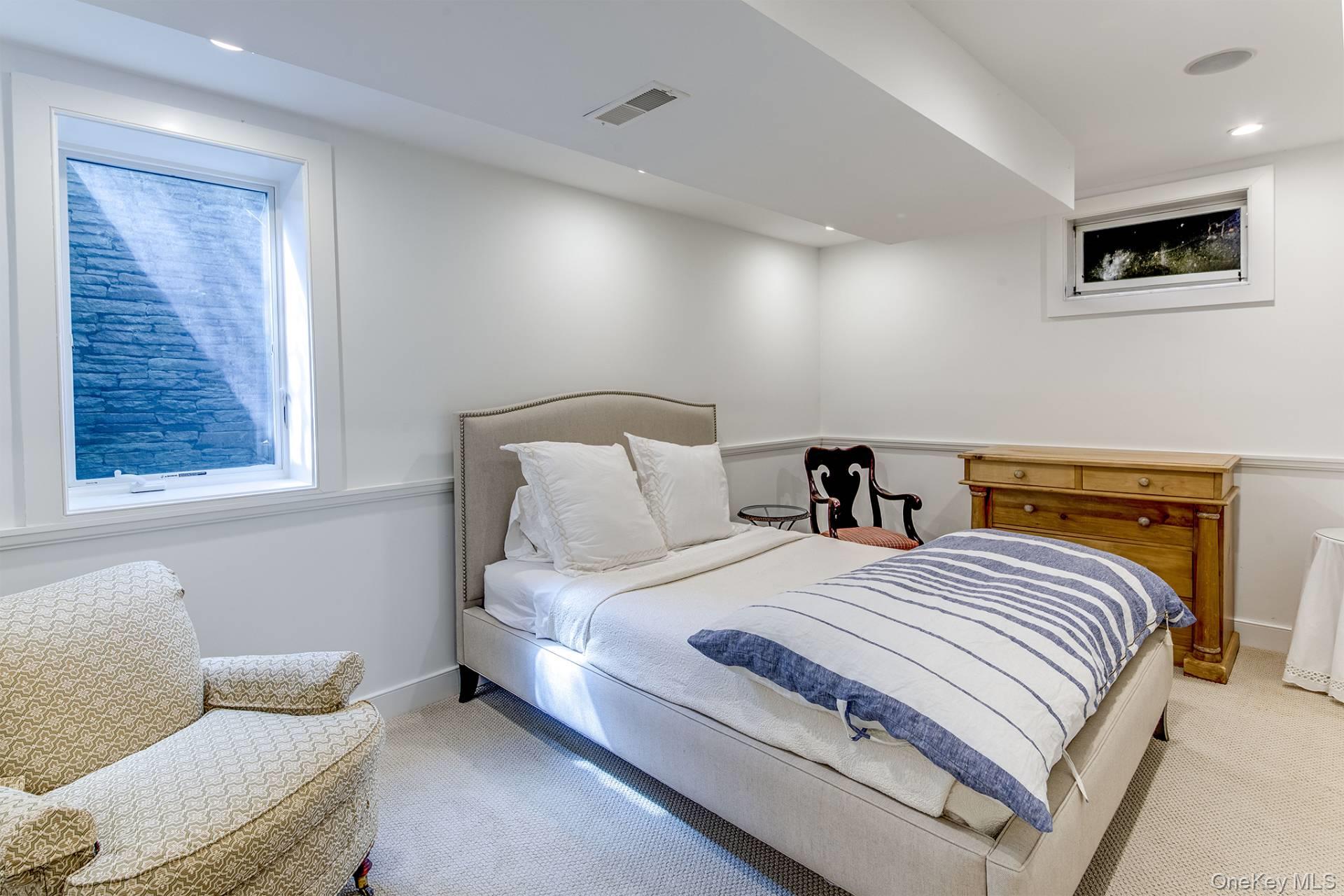 8 Lauras Lane, East Hampton, NY 11937