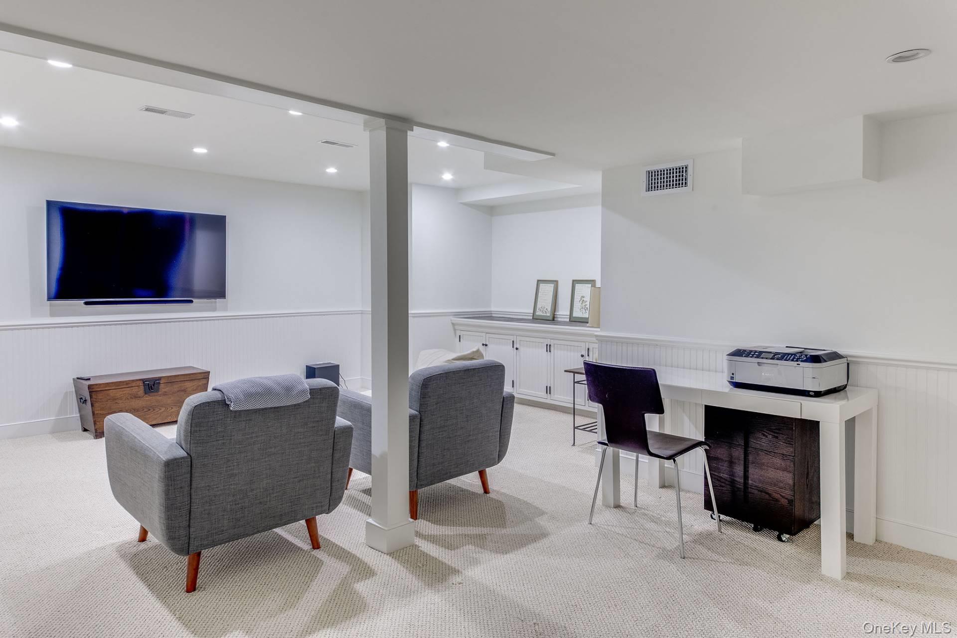 8 Lauras Lane, East Hampton, NY 11937