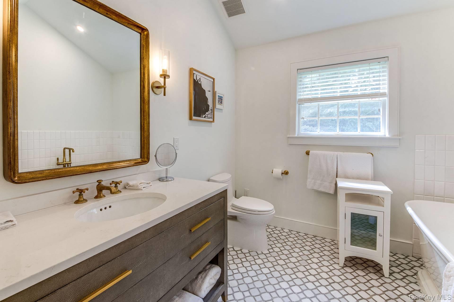 8 Lauras Lane, East Hampton, NY 11937