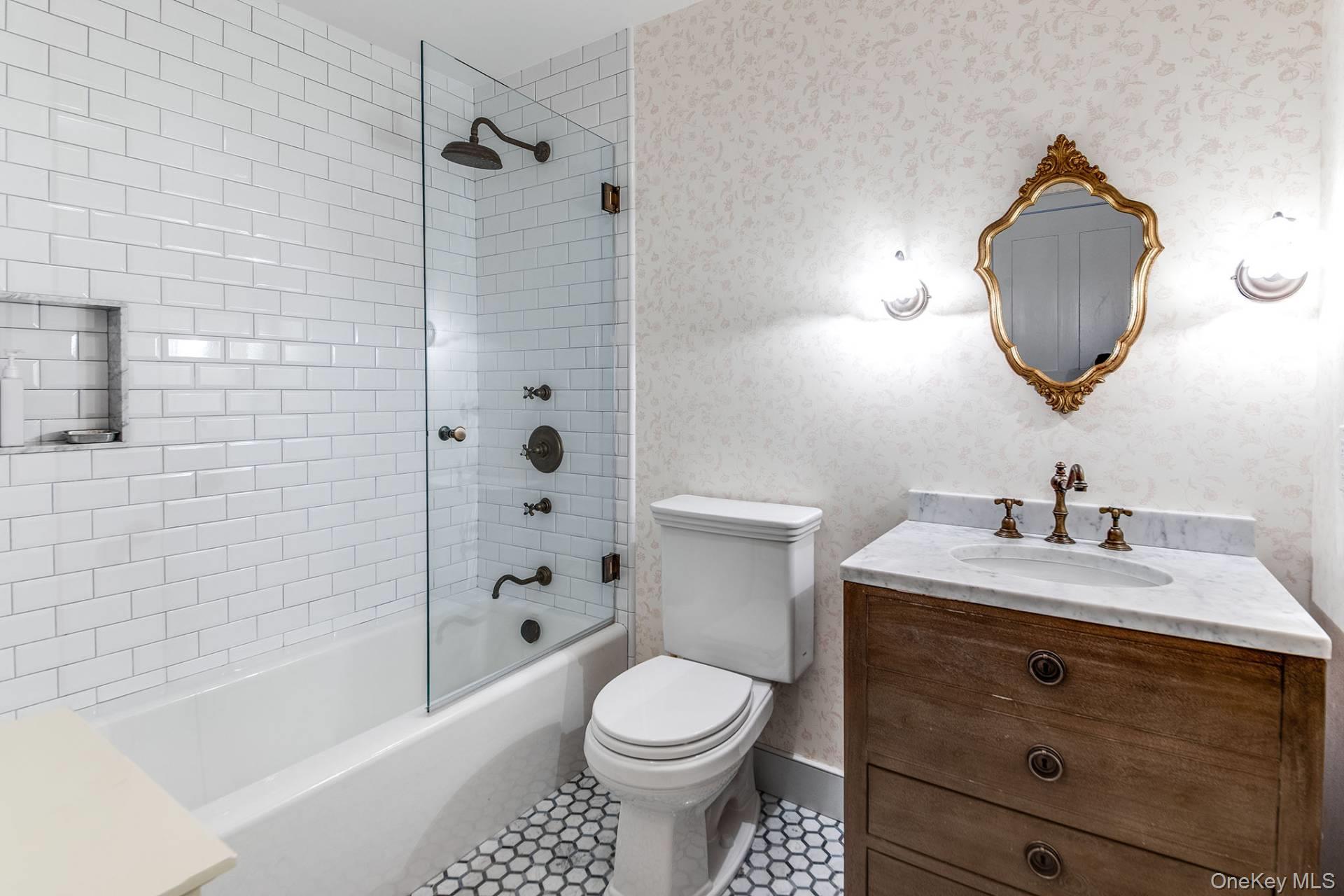 10 Lauras Lane, East Hampton, NY 11937