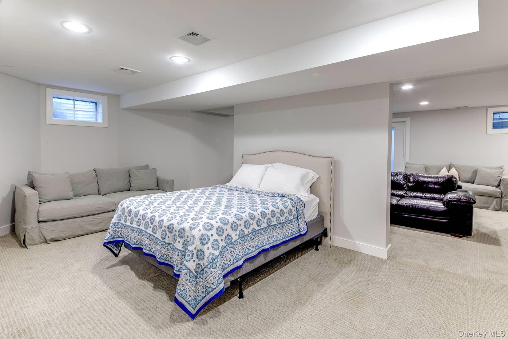 10 Lauras Lane, East Hampton, NY 11937