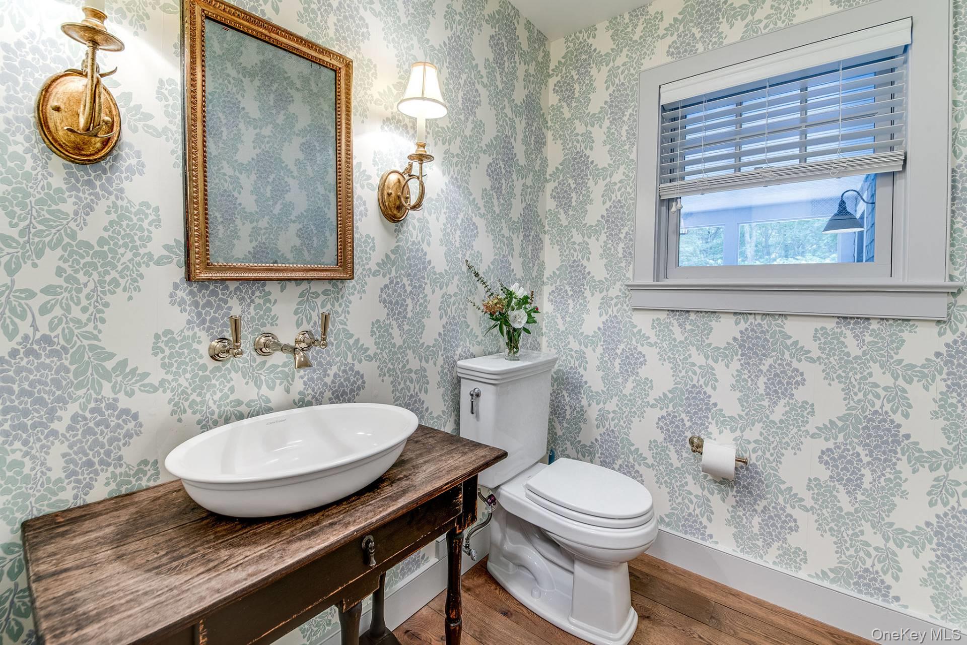 10 Lauras Lane, East Hampton, NY 11937