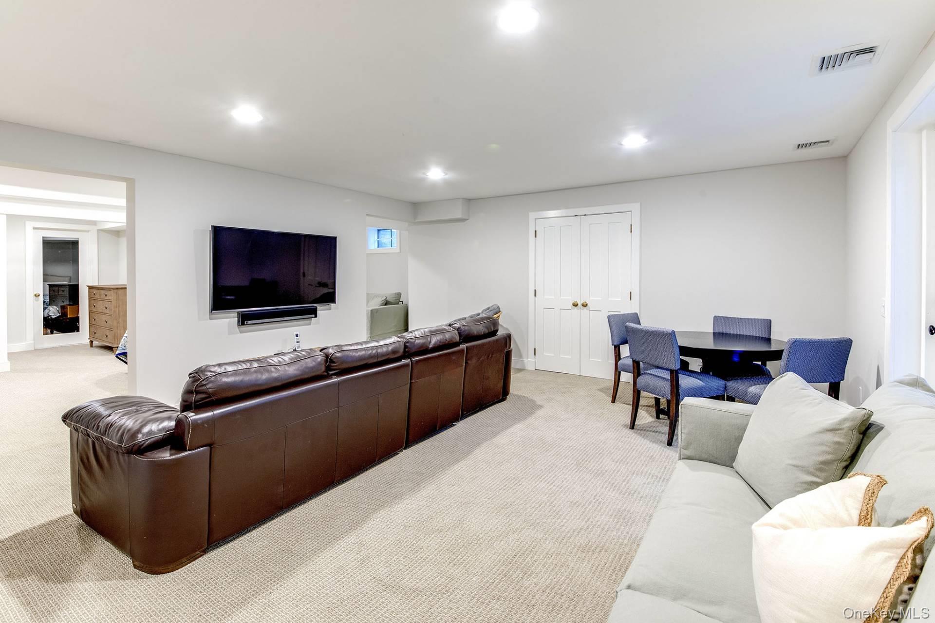 10 Lauras Lane, East Hampton, NY 11937