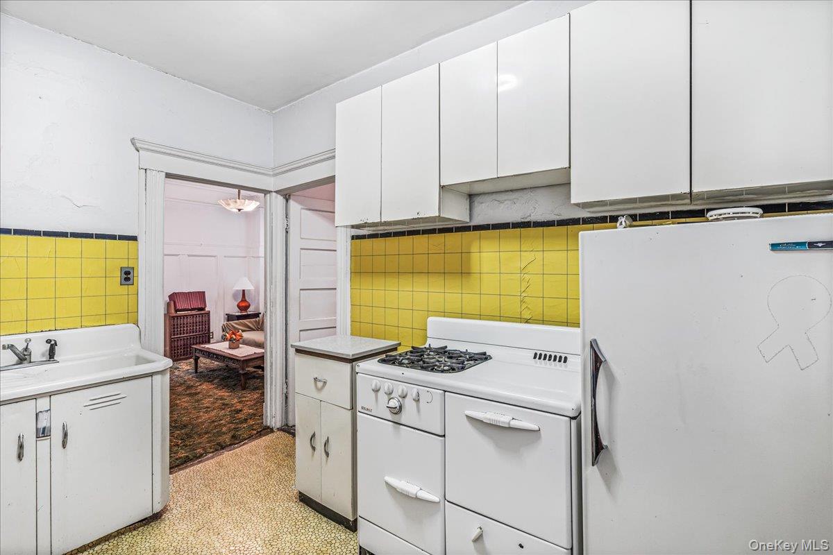 5523 Van Cleef Street, Flushing, NY 11368