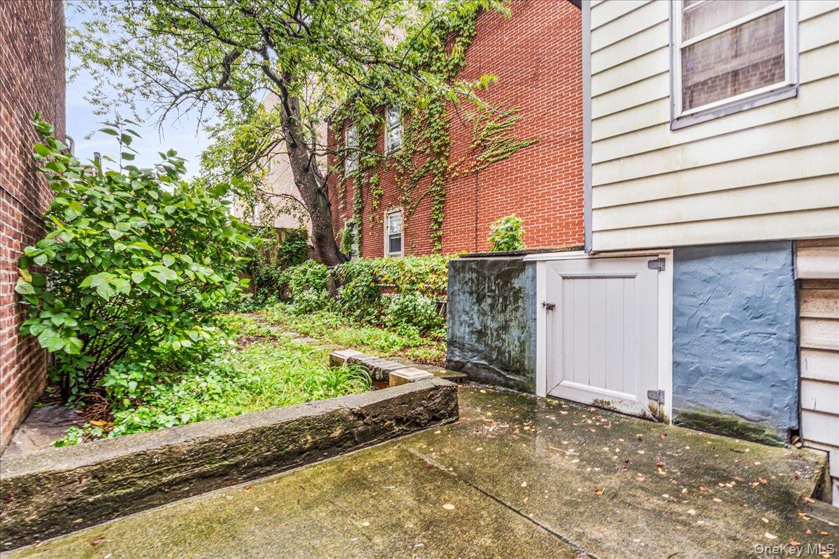 5523 Van Cleef Street, Flushing, NY 11368