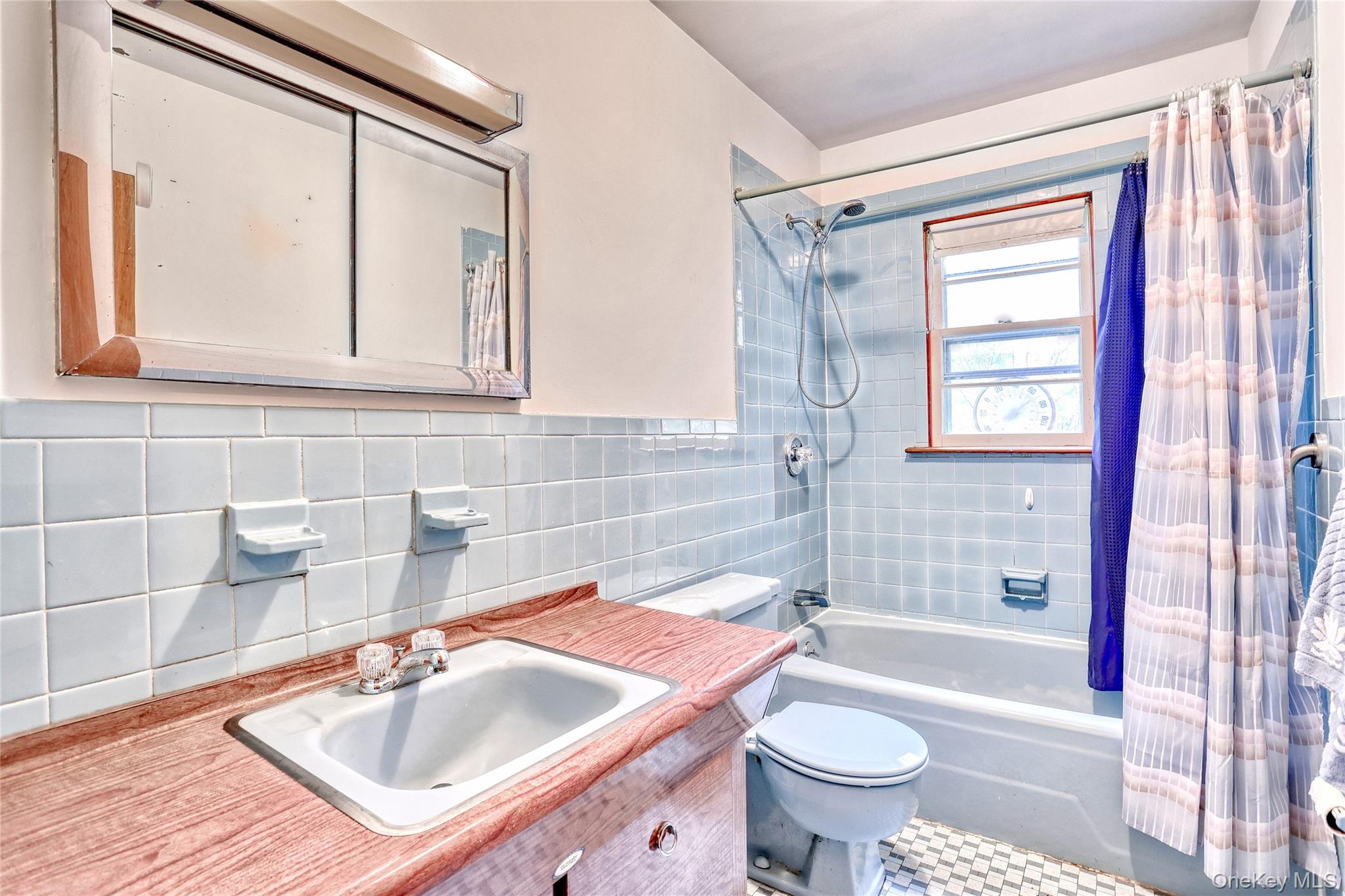 17 Midway Road, Chestnut Ridge, NY 10977