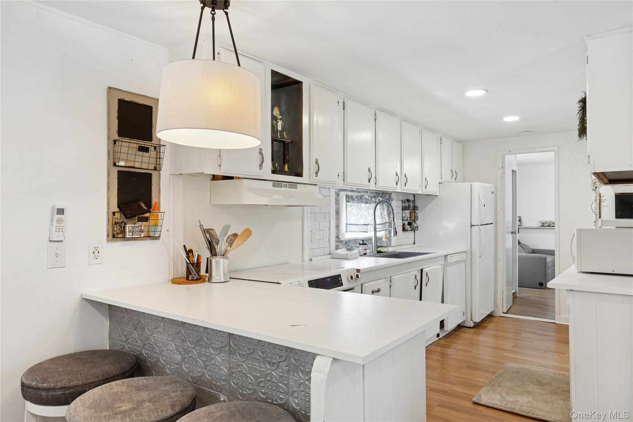 8 North Railroad Avenue, Jamesport, NY 11901-6016