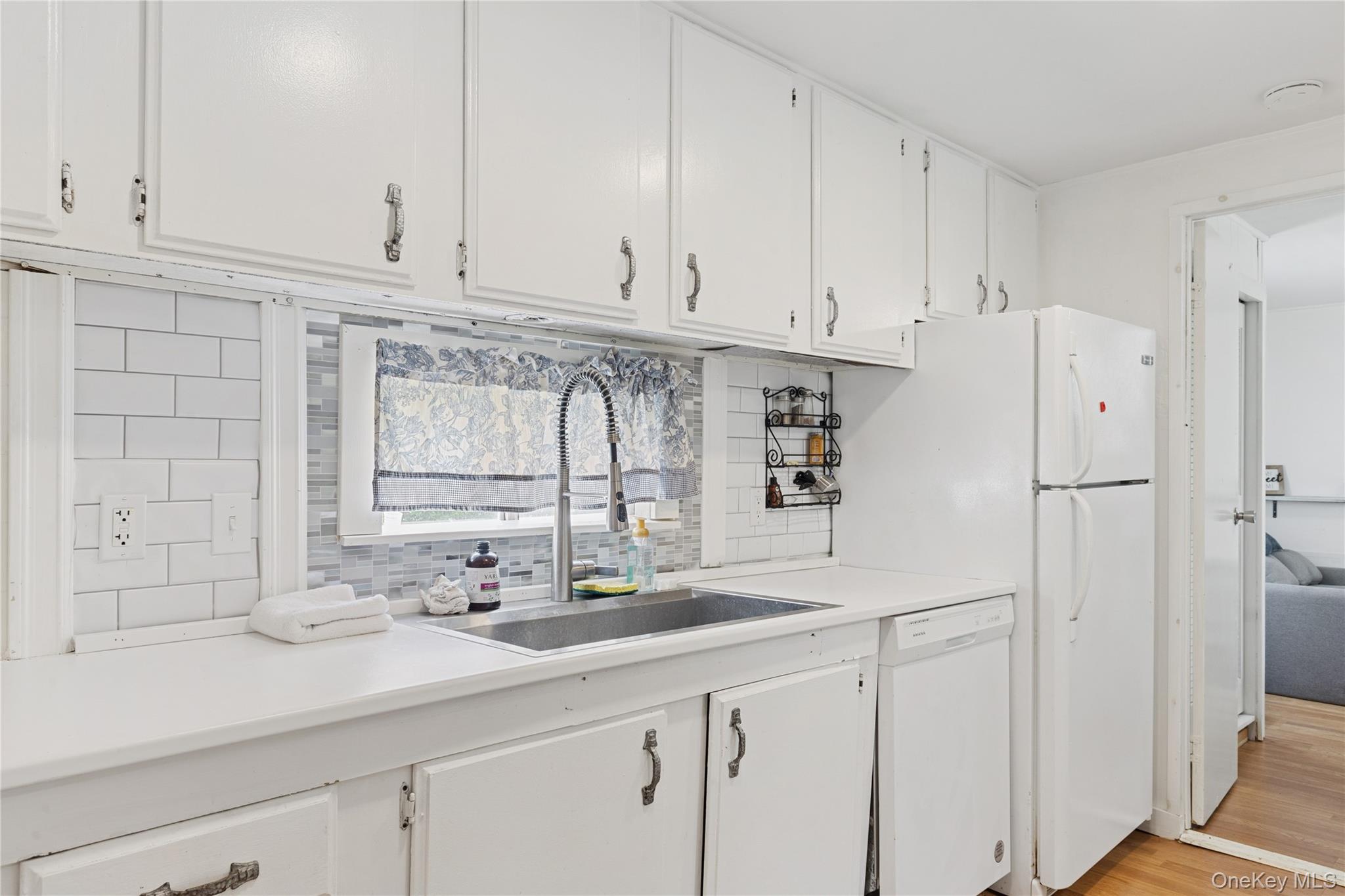 8 North Railroad Avenue, Jamesport, NY 11901-6016