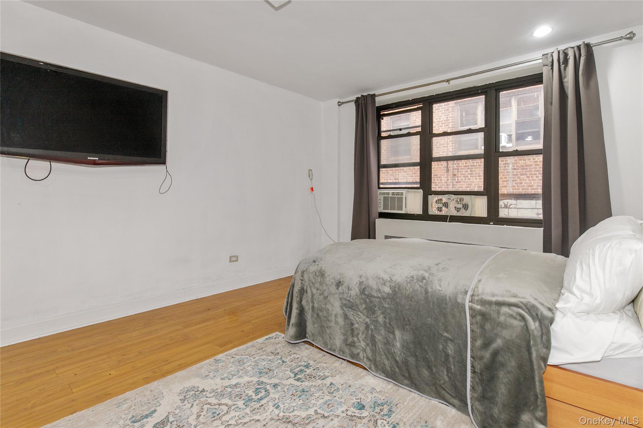 15 Canterbury Road # C10, Great Neck, NY 11021