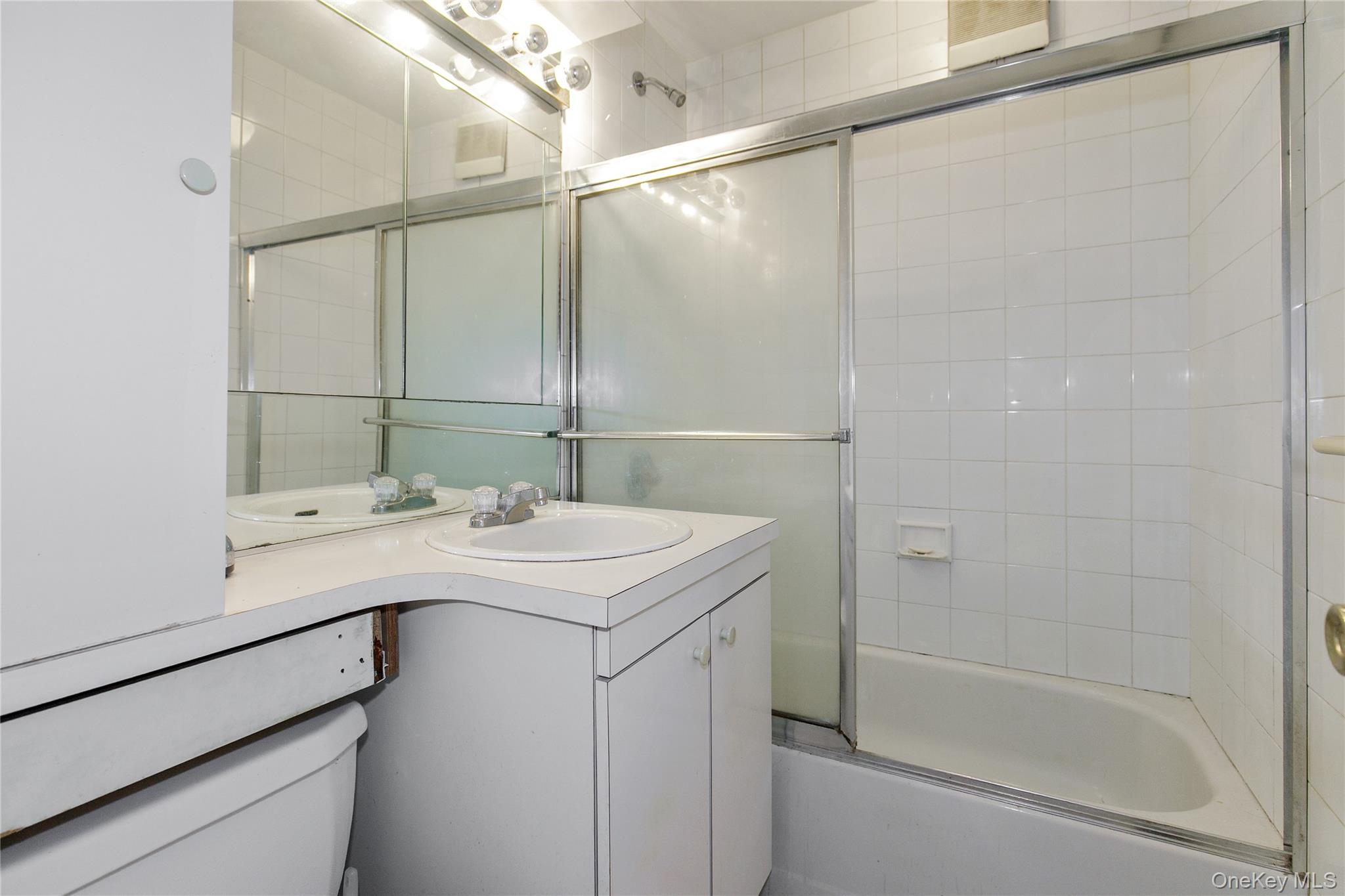 15 Canterbury Road # C10, Great Neck, NY 11021