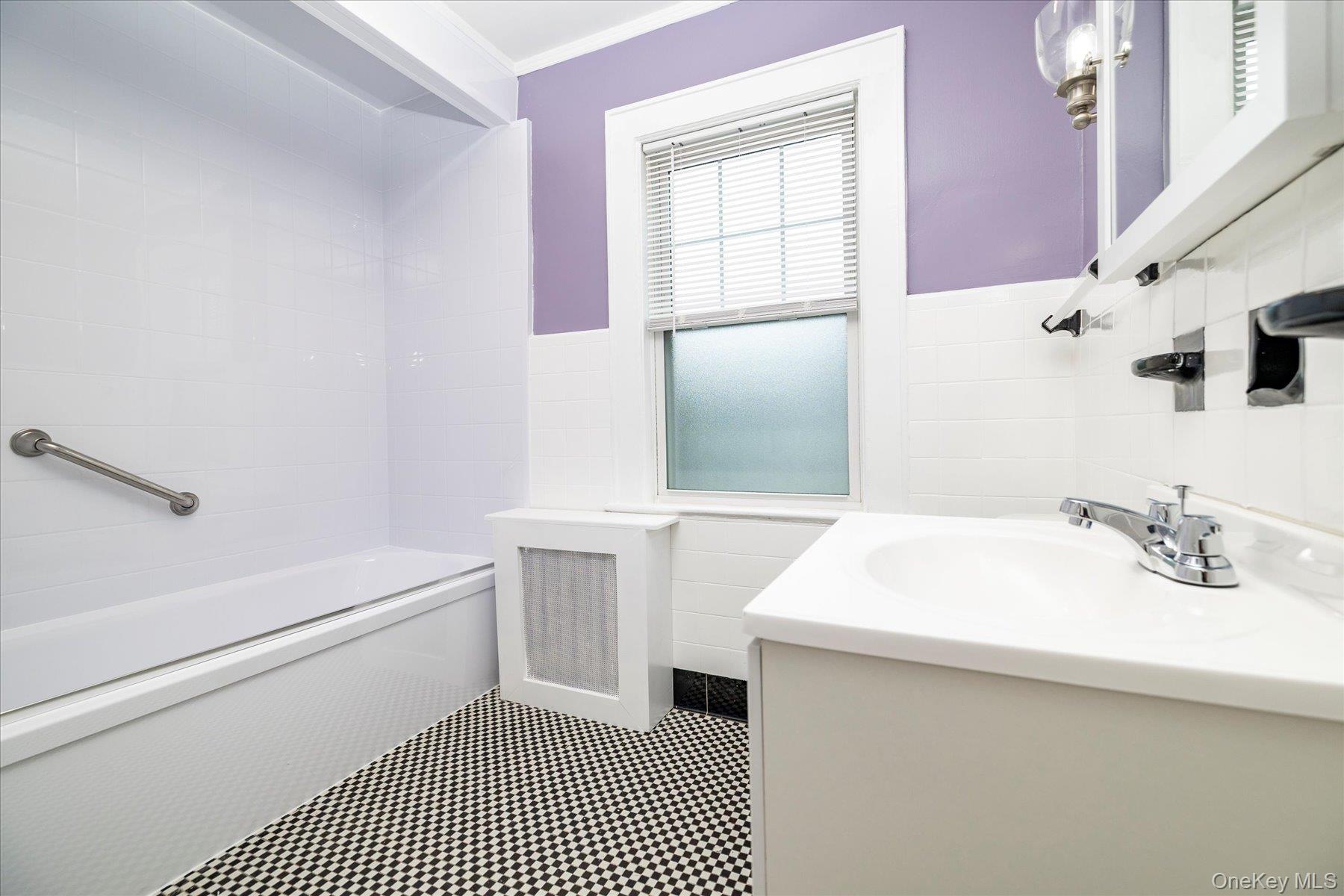 25 Aldred # 2, Rockville Centre, NY 11570