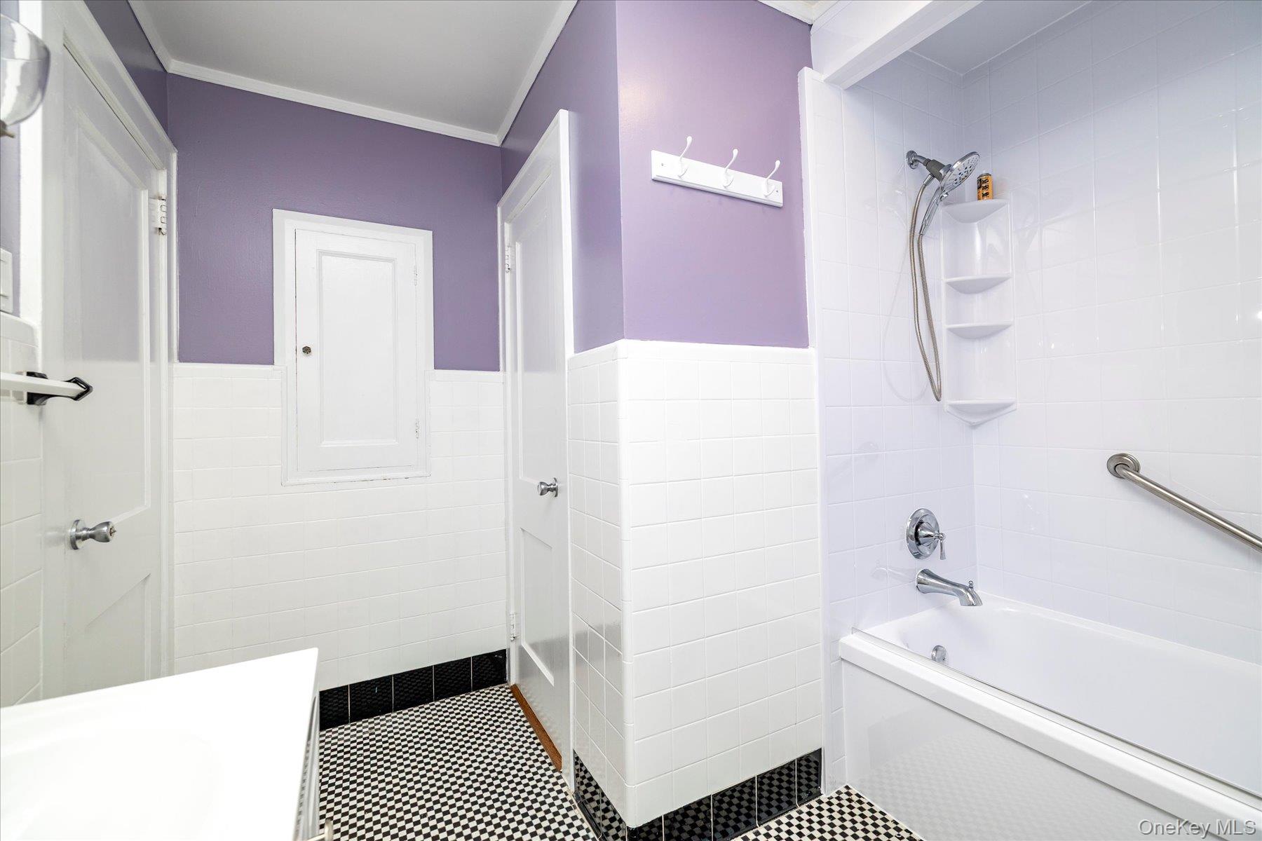 25 Aldred # 2, Rockville Centre, NY 11570