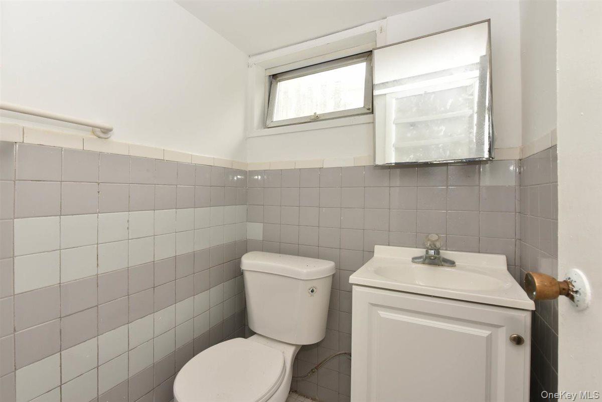 106 Grandview Avenue, Great Neck, NY 11020