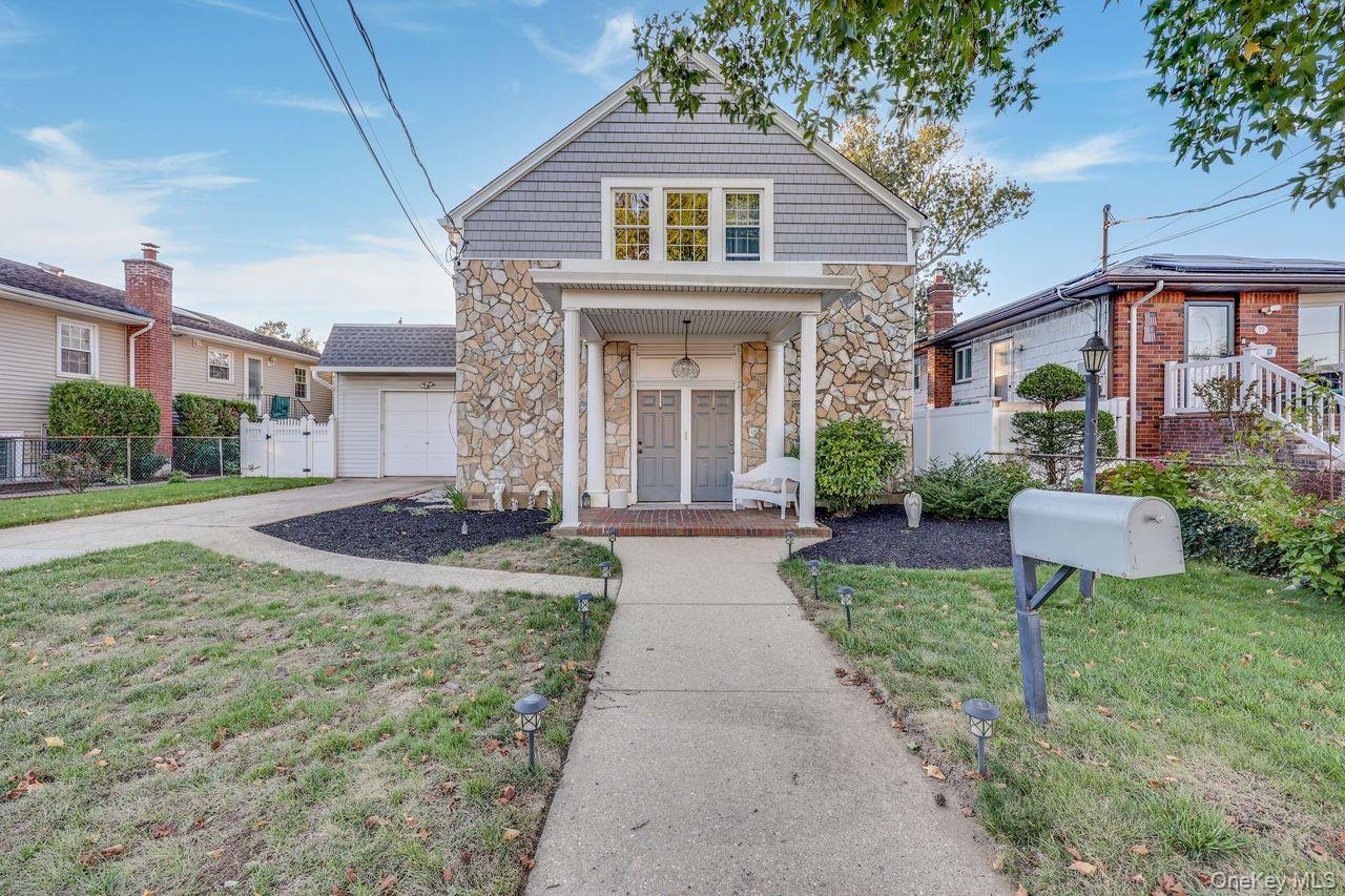 17 Oxford Street, Malverne, NY 11565