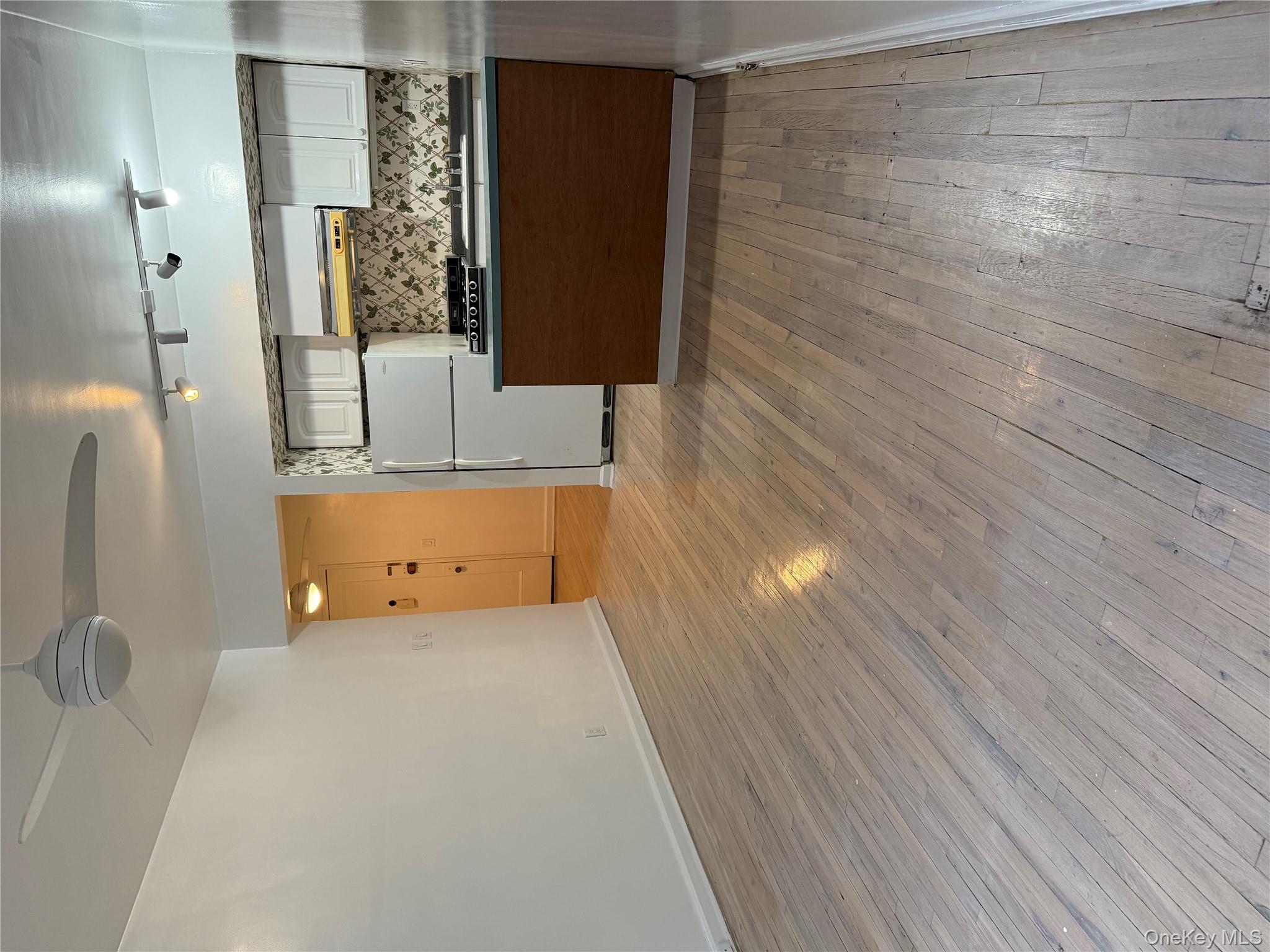 15 Canterbury Road # D13, Great Neck, NY 11021