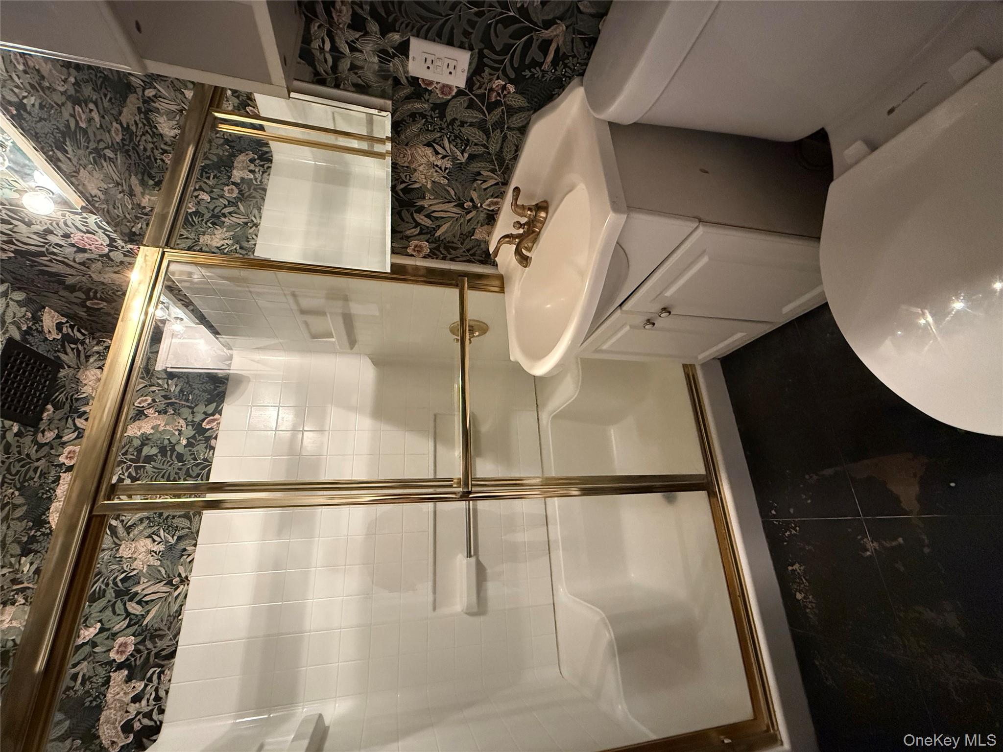 15 Canterbury Road # D13, Great Neck, NY 11021