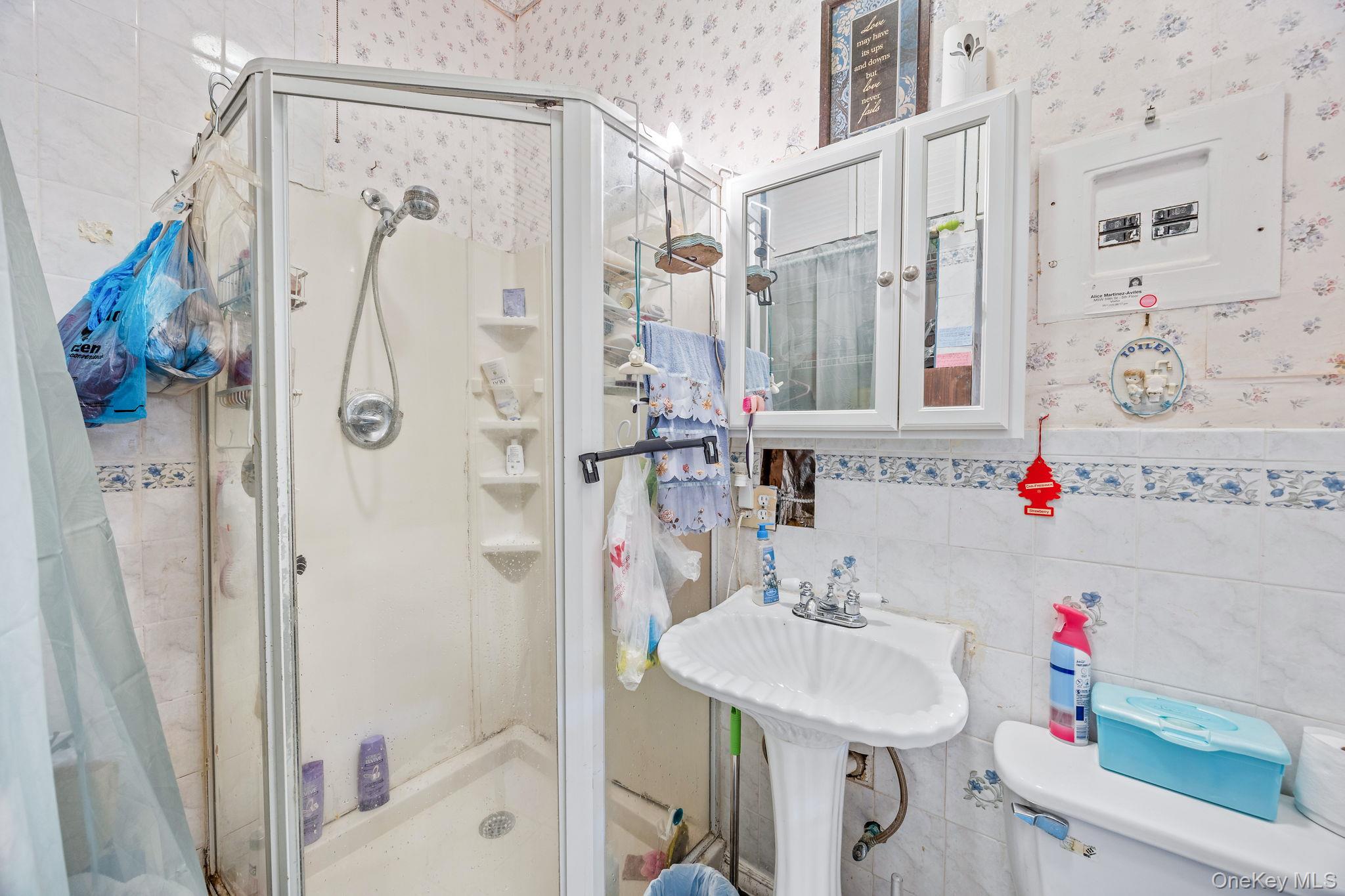 21 Thames Street, Brooklyn, NY 11206