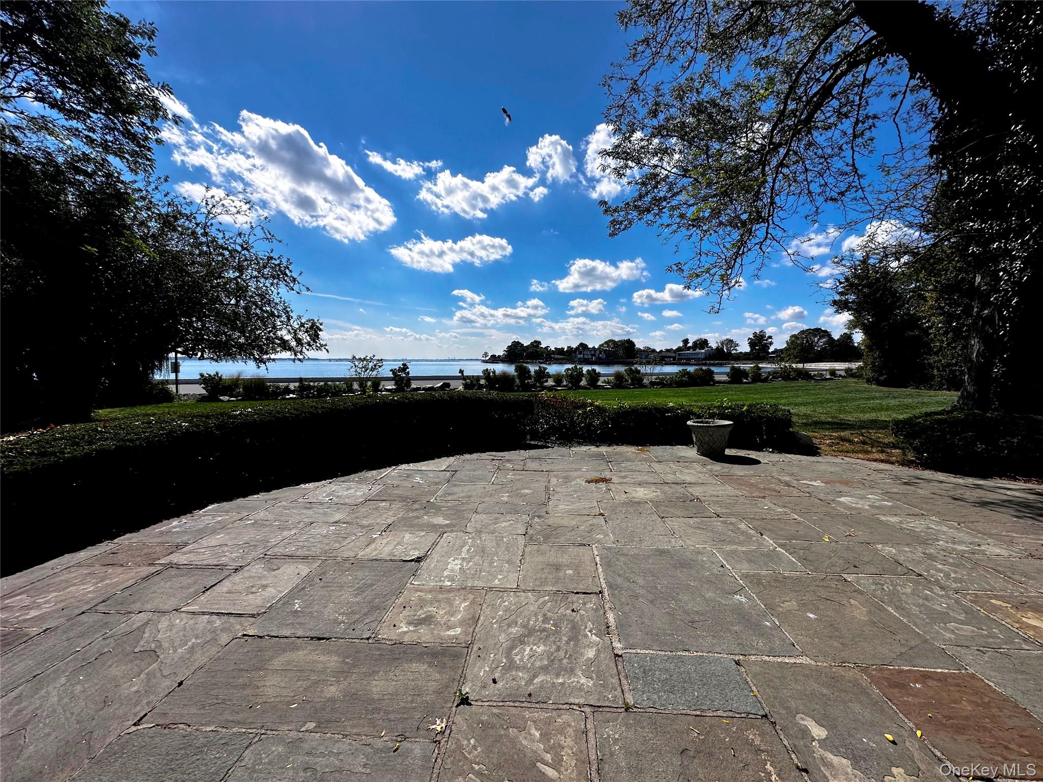 1090 Bayhead Drive, Mamaroneck, NY 10543