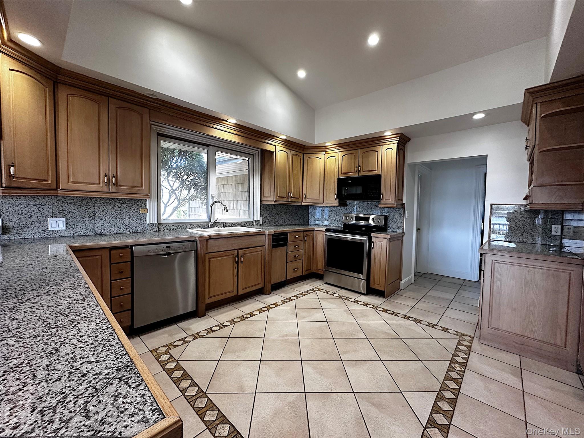 1090 Bayhead Drive, Mamaroneck, NY 10543