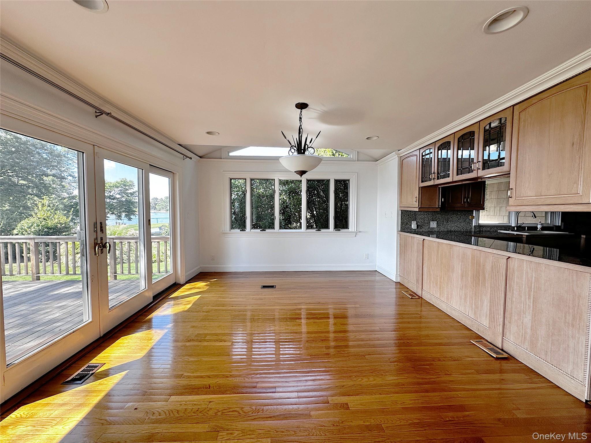 1090 Bayhead Drive, Mamaroneck, NY 10543