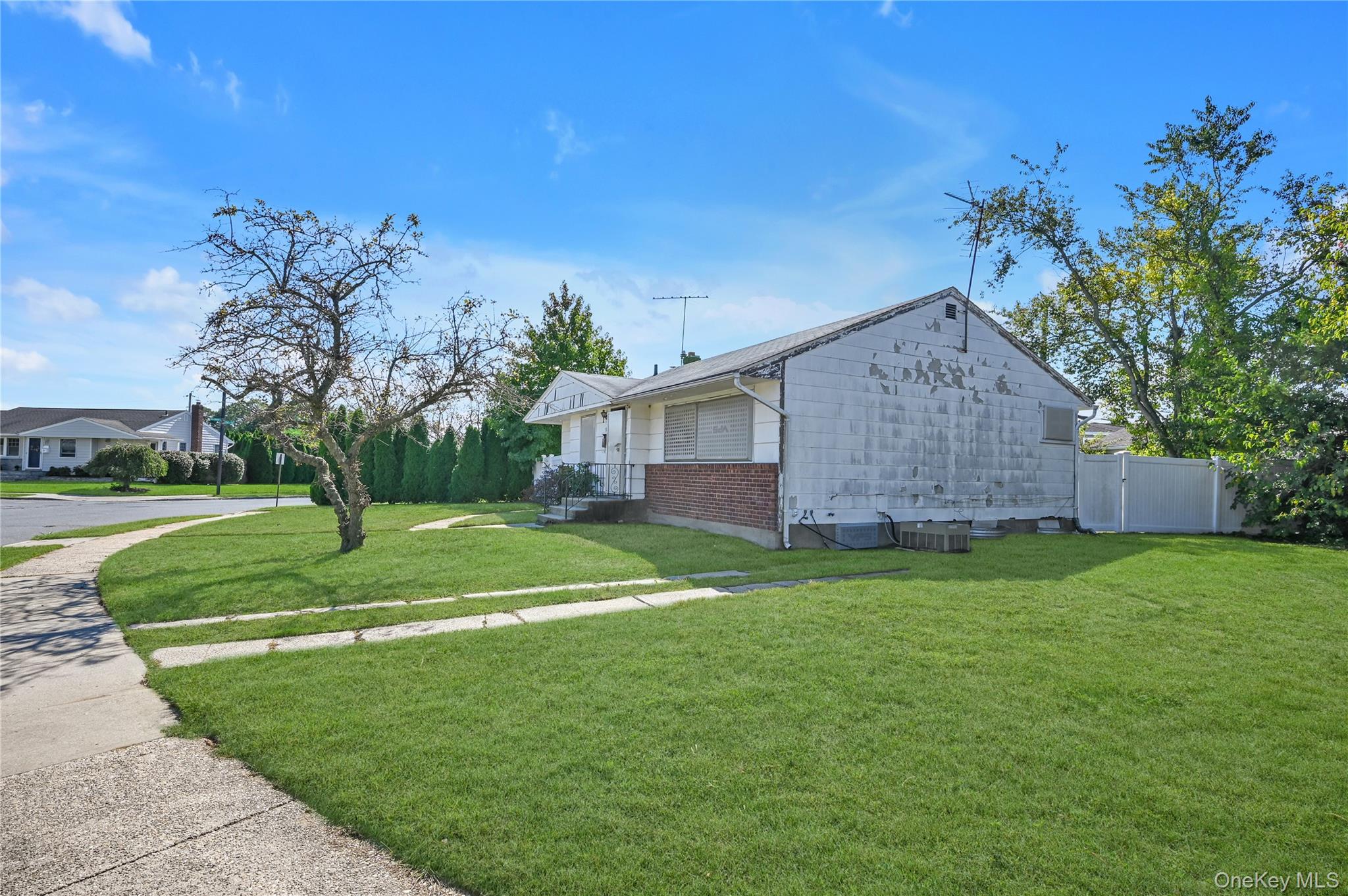 58 Amherst Lane, Hicksville, NY 11801