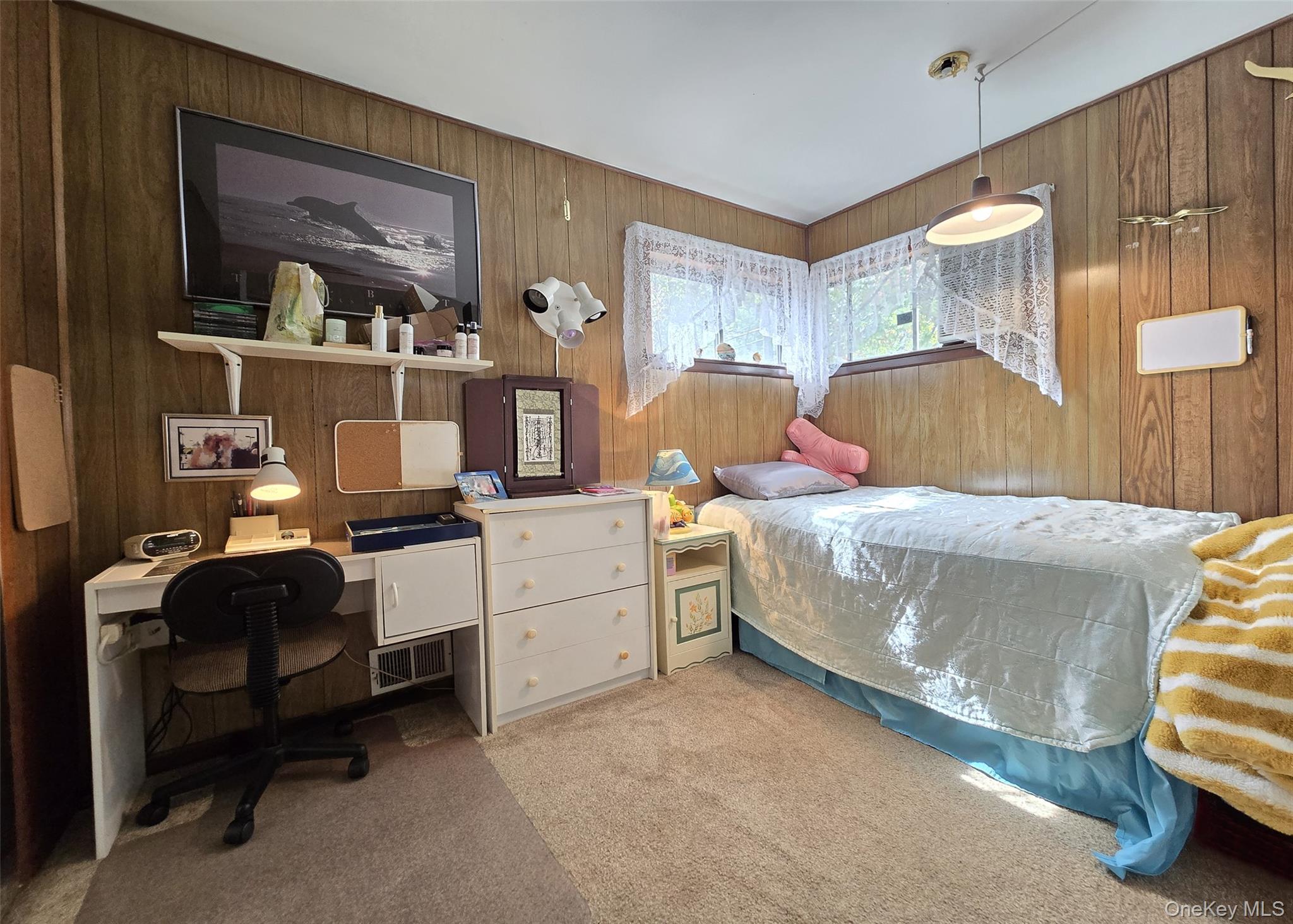 14 E Oakdale Street, Bay Shore, NY 11706