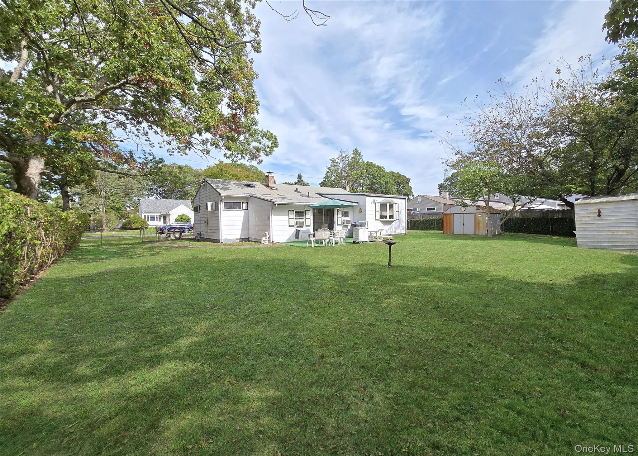 14 E Oakdale Street, Bay Shore, NY 11706