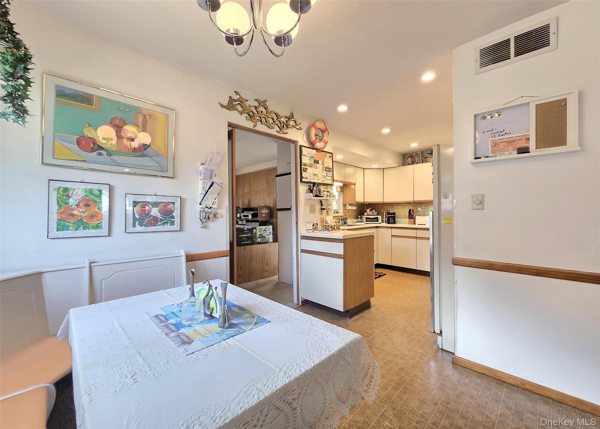 14 E Oakdale Street, Bay Shore, NY 11706