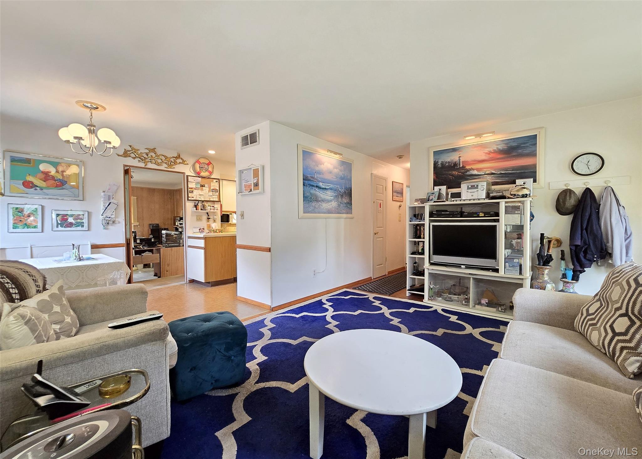 14 E Oakdale Street, Bay Shore, NY 11706