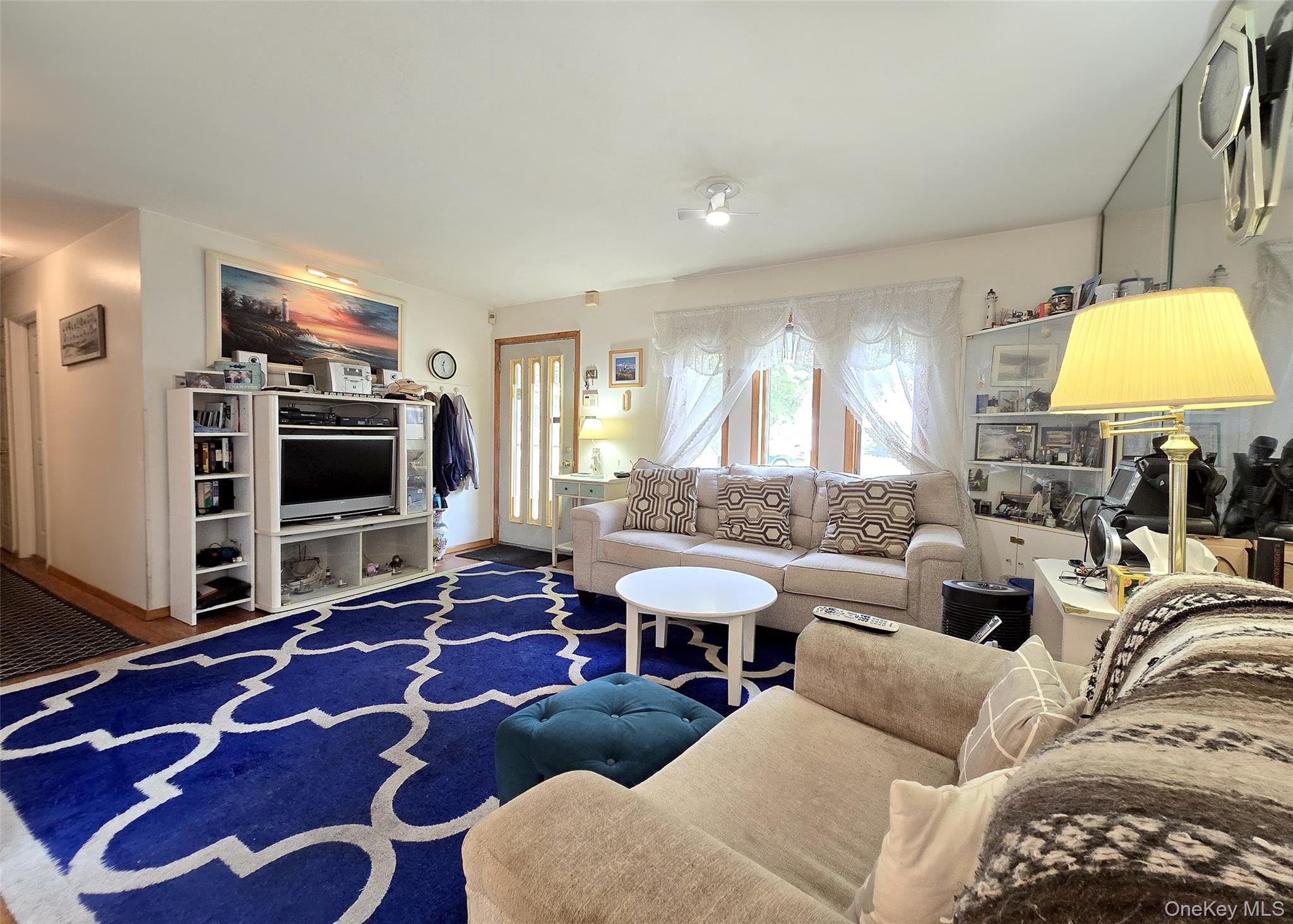 14 E Oakdale Street, Bay Shore, NY 11706