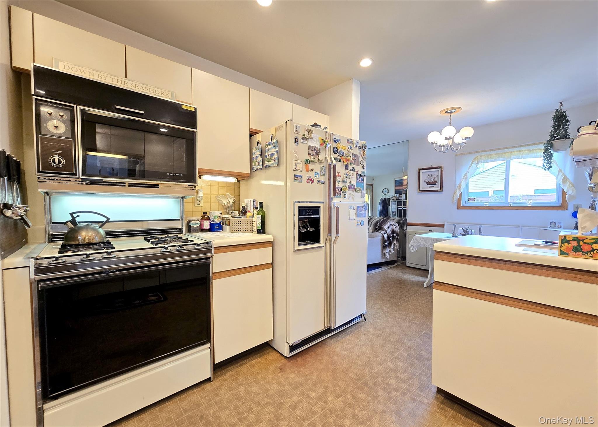 14 E Oakdale Street, Bay Shore, NY 11706