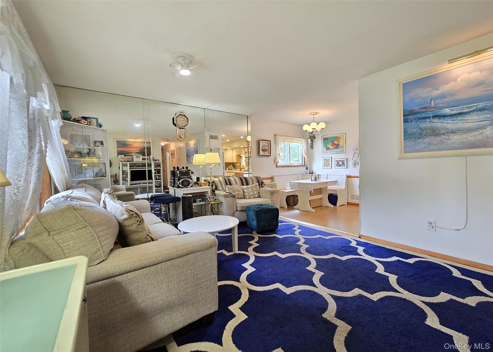 14 E Oakdale Street, Bay Shore, NY 11706