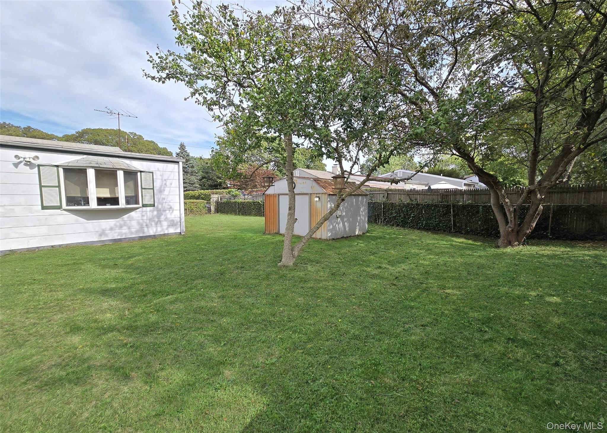 14 E Oakdale Street, Bay Shore, NY 11706