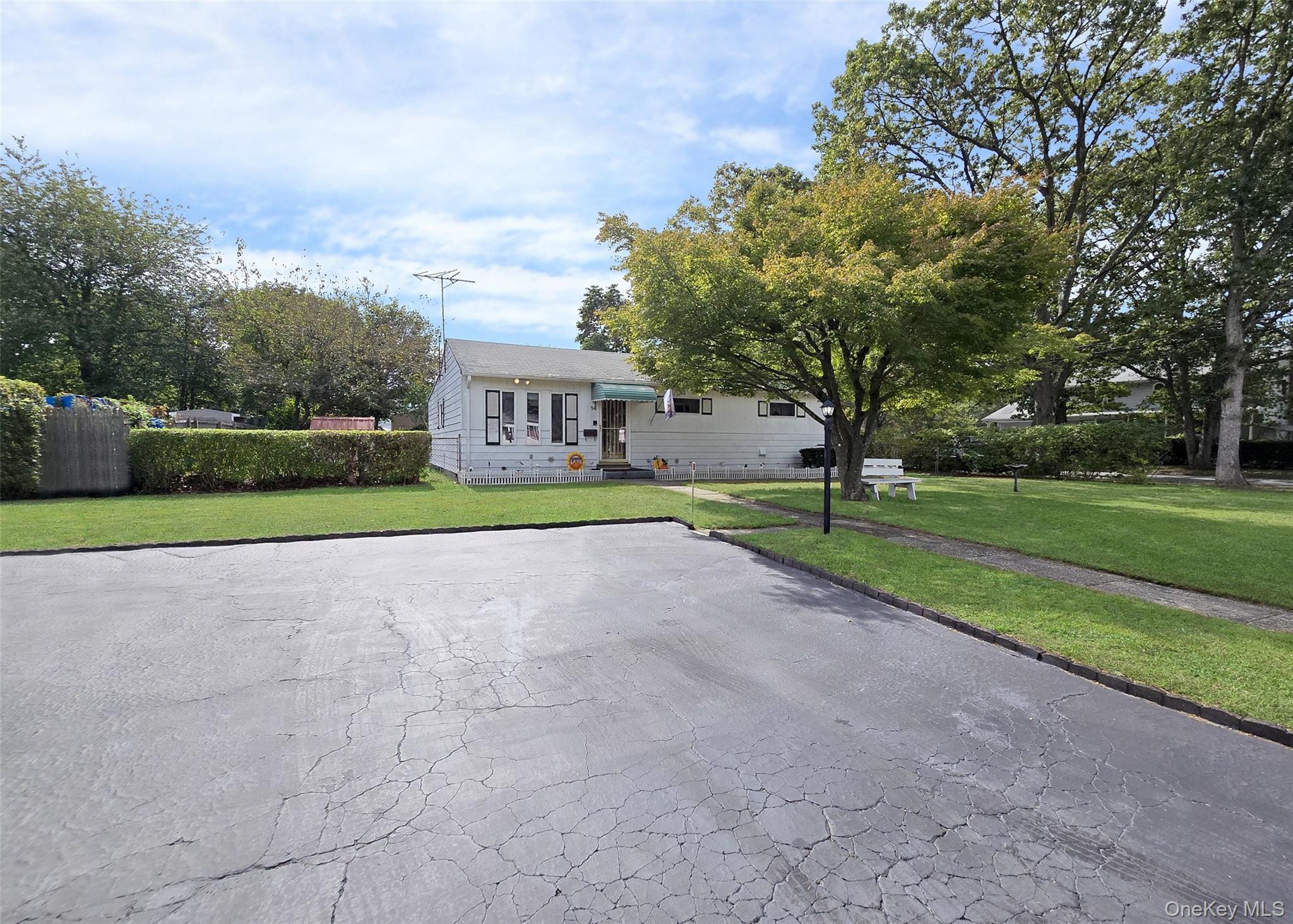 14 E Oakdale Street, Bay Shore, NY 11706