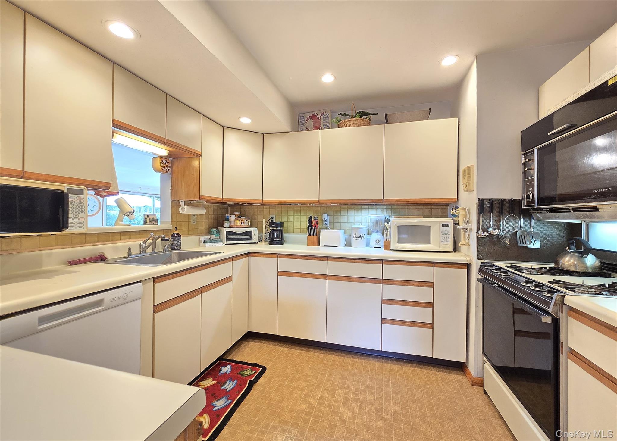 14 E Oakdale Street, Bay Shore, NY 11706