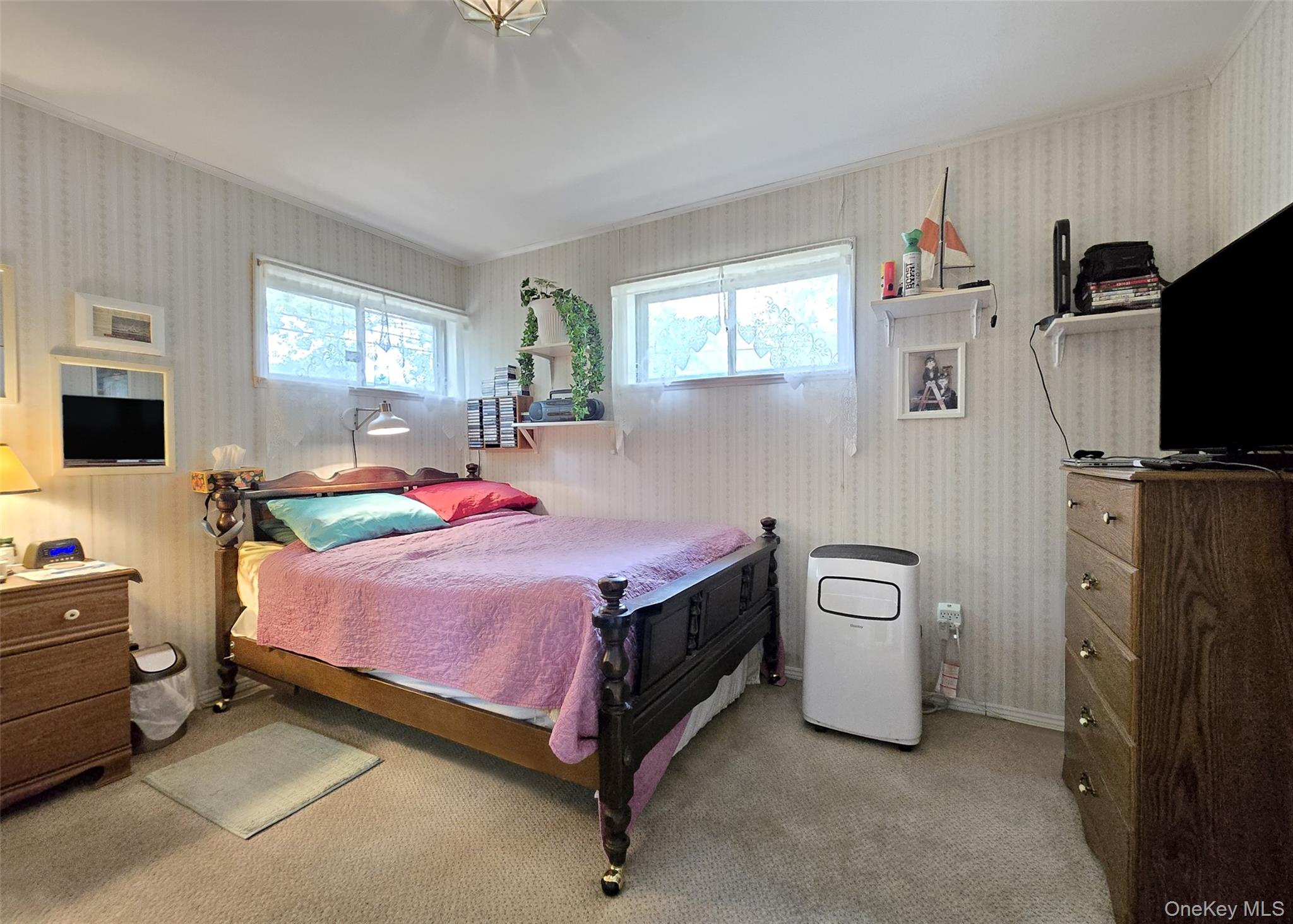 14 E Oakdale Street, Bay Shore, NY 11706