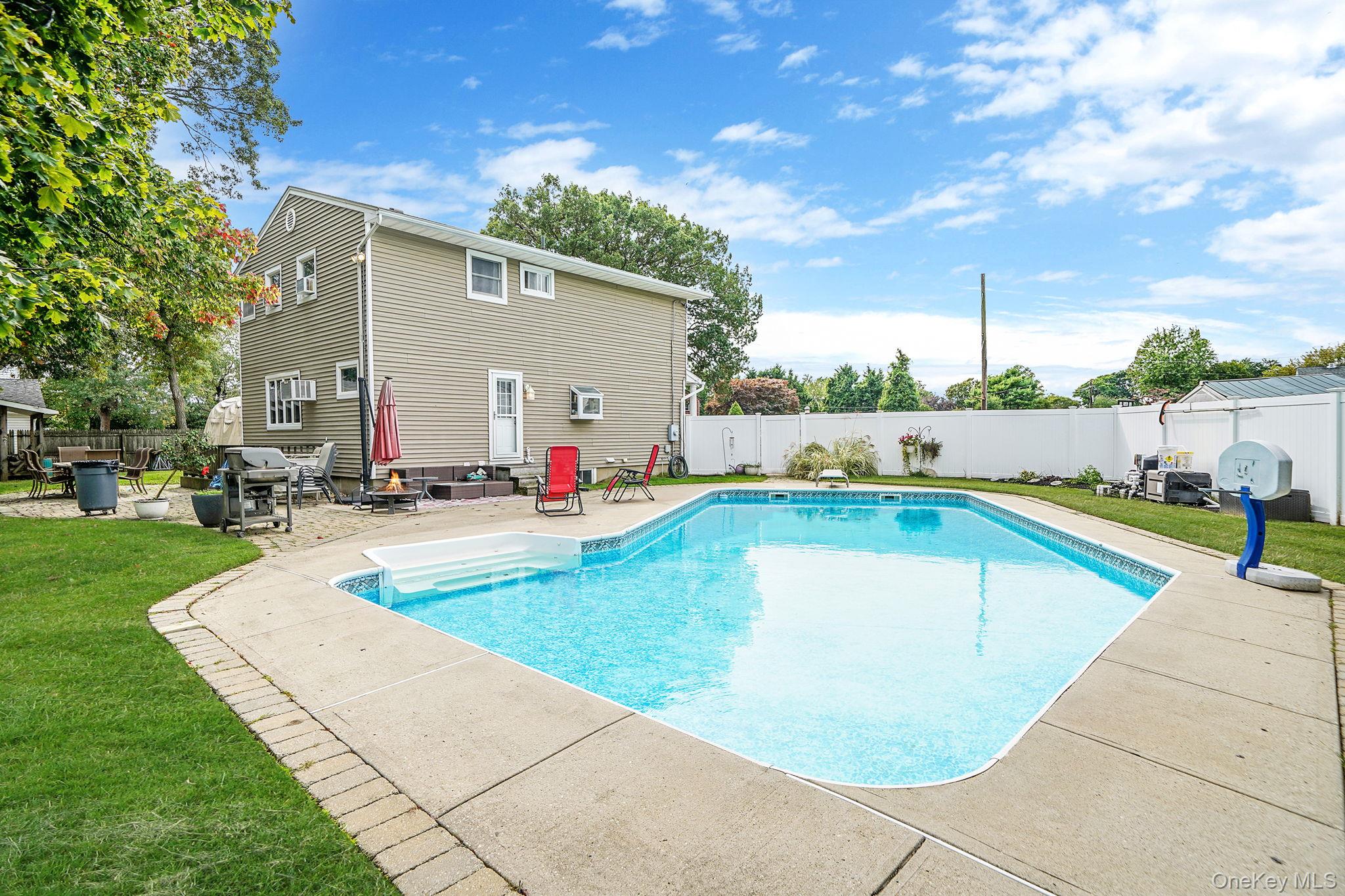 16 Leo Court, Bay Shore, NY 11706