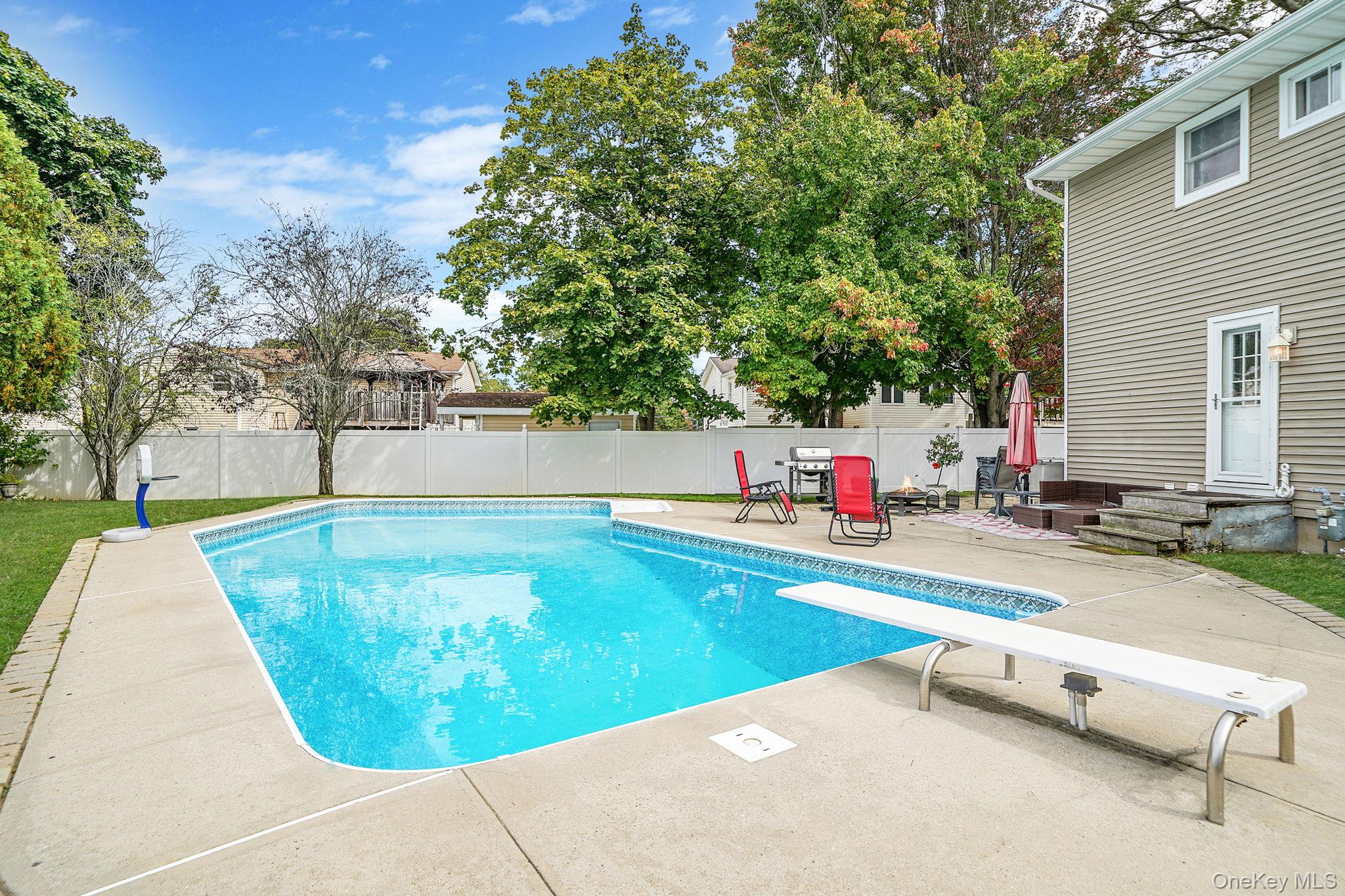 16 Leo Court, Bay Shore, NY 11706